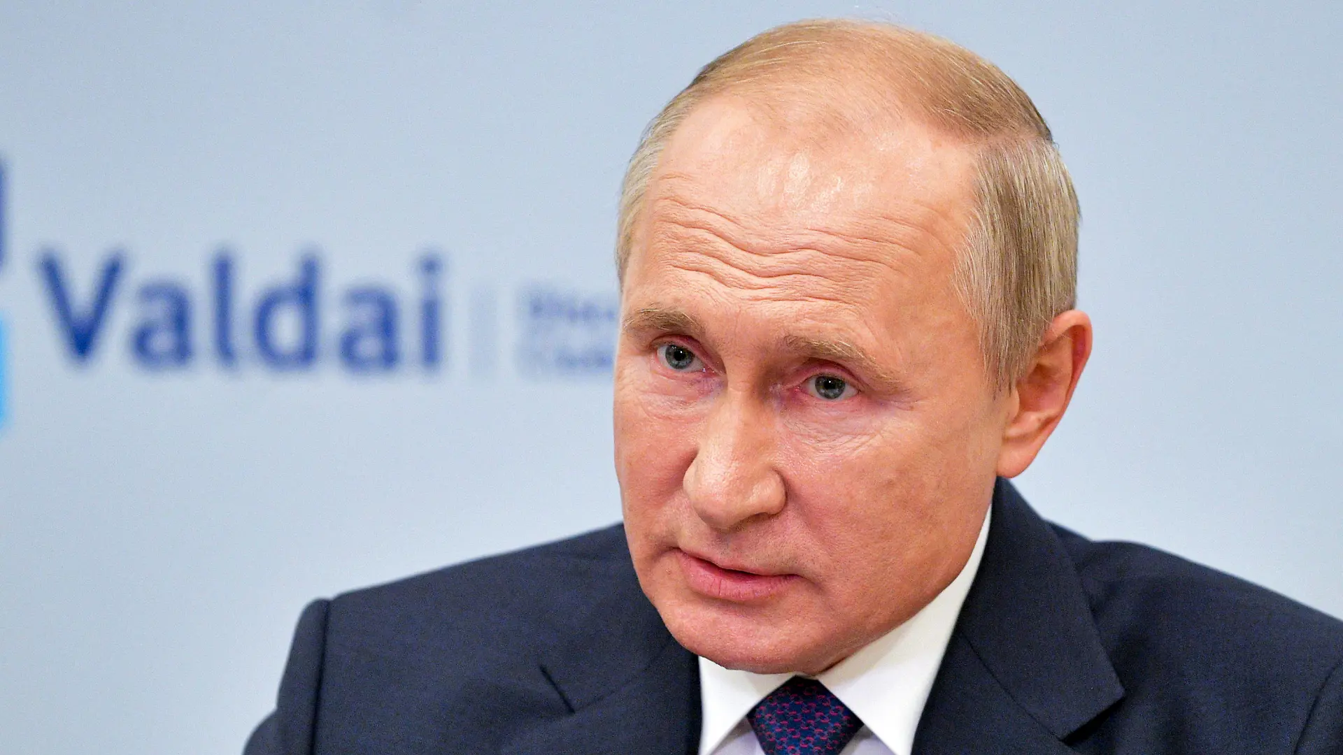 22.10.2020, Russland, Moskau: Wladimir Putin, Präsident von Russland, spricht bei einer Videokonferenz beim Internationalen Diskussionsklub «Waldai». Bei dem russischen Expertenforum äußerte er sich zum Konflikt zwischen Armenien und Aserbaidschan. Außerdem hat Putin in einer ersten öffentlichen Stellungnahme zur Vergiftung des Kremlgegners Nawalny Beweise für das mutmaßliche Verbrechen gefordert. Foto: Alexei Druzhinin/Pool Sputnik Kremlin/AP/dpa +++ dpa-Bildfunk +++
