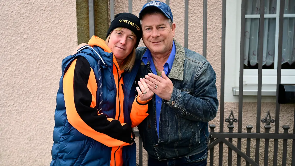 Der "Supertalent"-Gewinner Michael Hirte und seine Freundin Sandra haben sich verlobt.