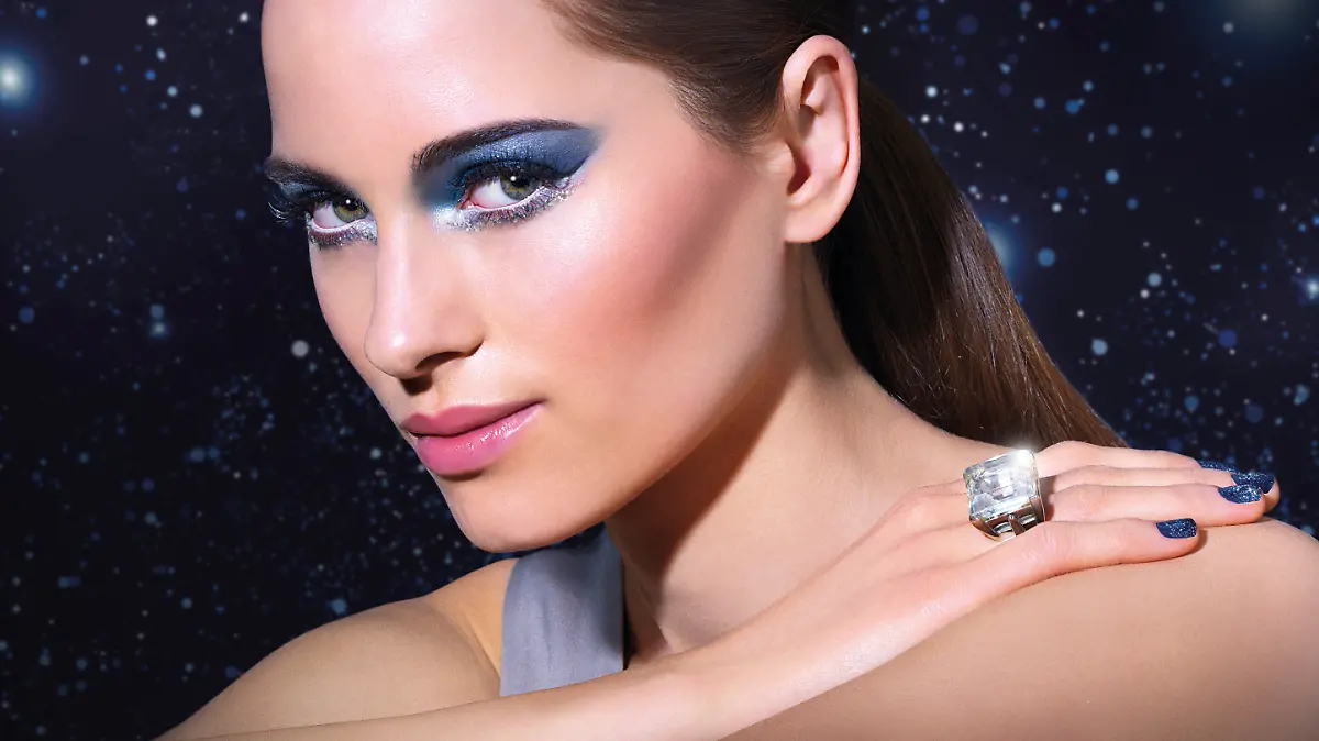 Frau Lidschatten Make-up.jpg