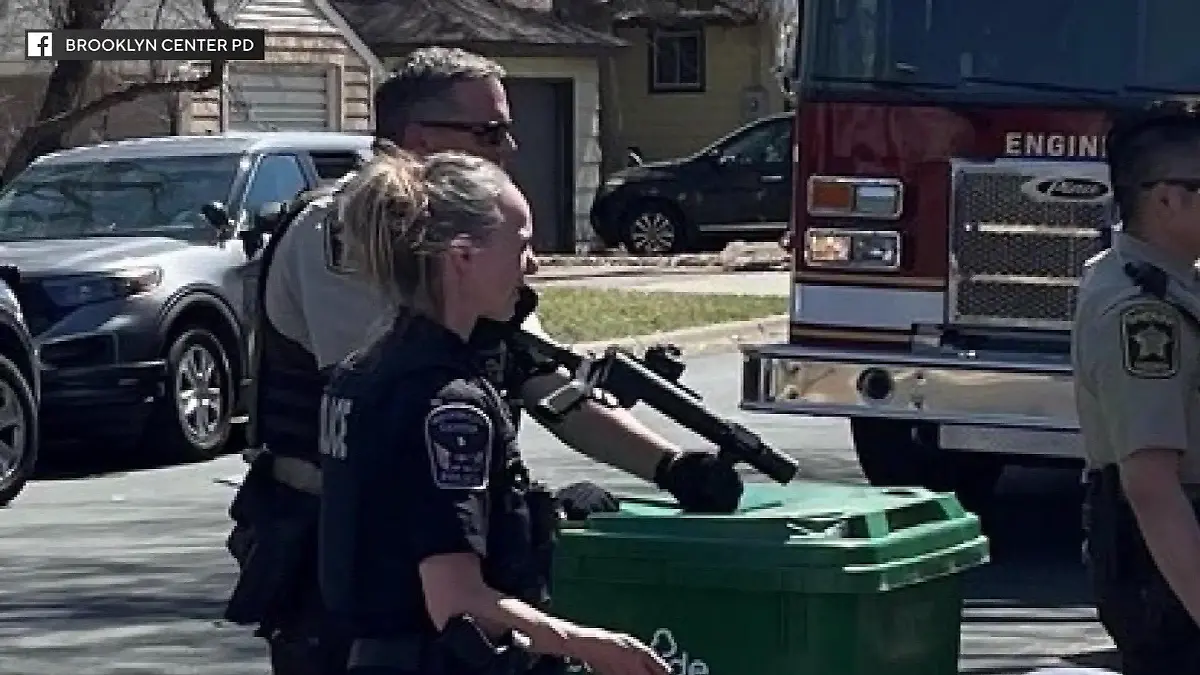 Mit geladenen Waffen zum Einsatzort: In Minnesota mussten sich Polizisten vor wild gewordenen Pitbulls schützen.