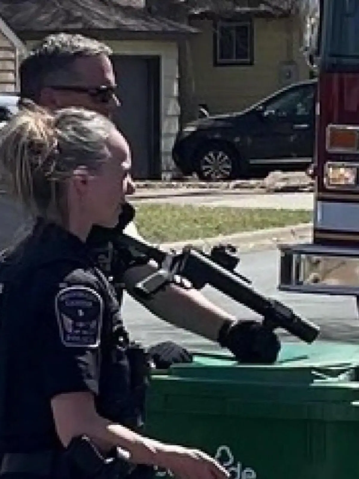 Mit geladenen Waffen zum Einsatzort: In Minnesota mussten sich Polizisten vor wild gewordenen Pitbulls schützen.