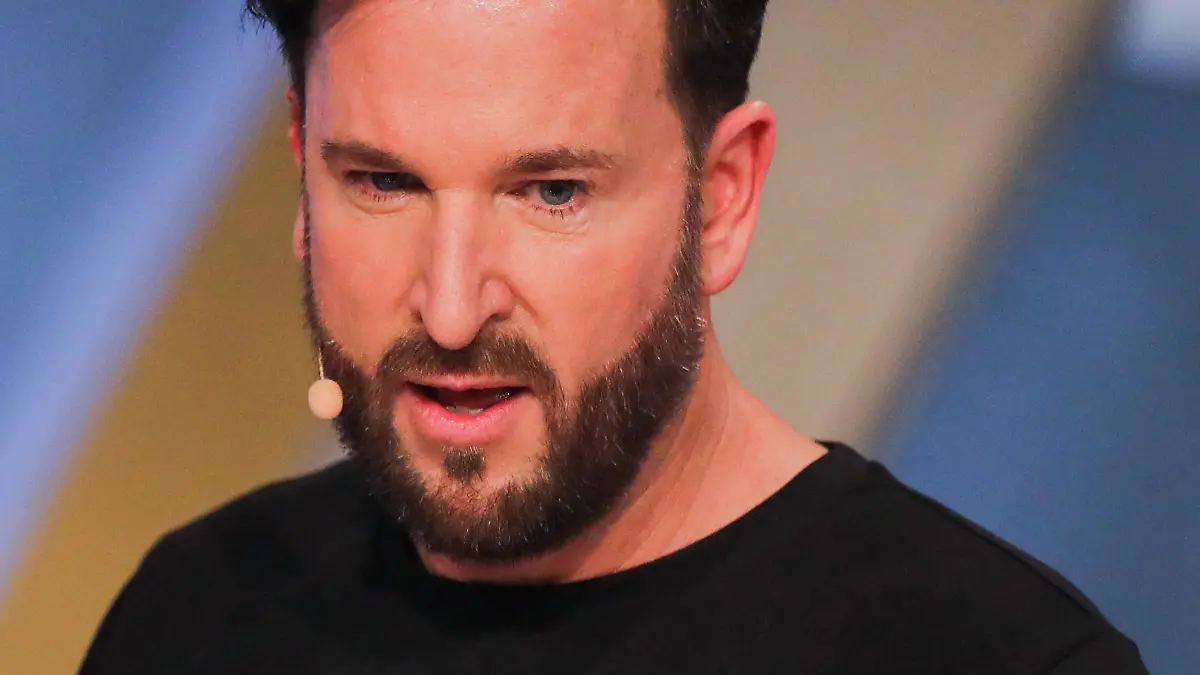ARCHIV - 01.03.2020, Nordrhein-Westfalen, Hürth: Michael Wendler, Sänger, steht in der Live-Show «Pocher vs. Wendler - Schluss mit lustig!» nebeneinander. CDU-Generalsekretär Paul Ziemiak hat sich besorgt über die von Schlagersänger Michael Wendler geäußerten Verschwörungstheorien gezeigt. (zu dpa «CDU-Generalsekretär Ziemiak zum Fall Wendler: «Ich mache mir Sorgen»») Foto: Rolf Vennenbernd/dpa +++ dpa-Bildfunk +++