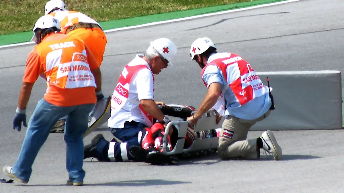Japanese rider Shoyo Tomizawa receives first aid after his fatal crash during the Moto2 race at the San Marino Grand Prix in Misano Adriatico, Italy, 05 September 2010. Tomizawa died of injuries sustained in a crash on 05 September 2010 at the San Marino Moto2 Grand Prix at age 19. Tomizawa fell on the Misano World Circuit in the 12th lap and was run over by two other riders. He was taken to hospital but died there of the grave injuries. EPA/ANSA  +++(c) dpa - Bildfunk+++