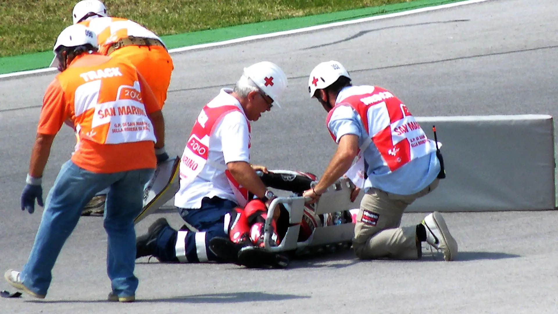Japanese rider Shoyo Tomizawa receives first aid after his fatal crash during the Moto2 race at the San Marino Grand Prix in Misano Adriatico, Italy, 05 September 2010. Tomizawa died of injuries sustained in a crash on 05 September 2010 at the San Marino Moto2 Grand Prix at age 19. Tomizawa fell on the Misano World Circuit in the 12th lap and was run over by two other riders. He was taken to hospital but died there of the grave injuries. EPA/ANSA +++(c) dpa - Bildfunk+++