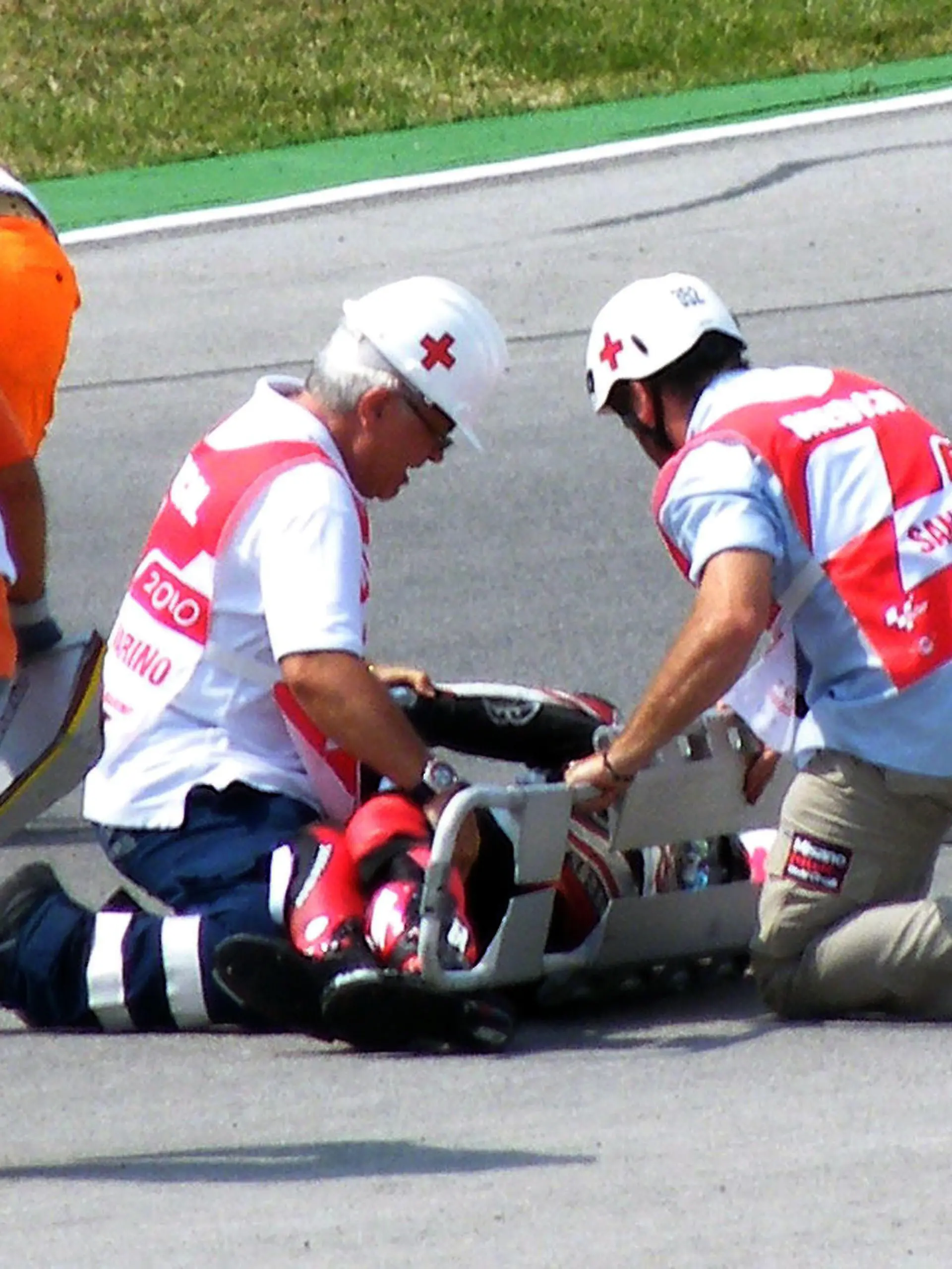 Japanese rider Shoyo Tomizawa receives first aid after his fatal crash during the Moto2 race at the San Marino Grand Prix in Misano Adriatico, Italy, 05 September 2010. Tomizawa died of injuries sustained in a crash on 05 September 2010 at the San Marino Moto2 Grand Prix at age 19. Tomizawa fell on the Misano World Circuit in the 12th lap and was run over by two other riders. He was taken to hospital but died there of the grave injuries. EPA/ANSA  +++(c) dpa - Bildfunk+++