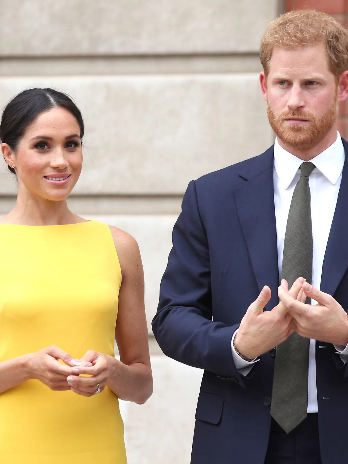 ARCHIV - 05.07.2018, Großbritannien, London: Prinz Harry von Großbritannien und seine Frau Meghan während des Empfangs "Dein Commonwealth-Herausforderung für die Jugend" im Marlborough House. Prinz Harry und Meghan haben sich mit der Friedensnobelpreisträgerin M. Yousafzai zusammengetan, um auf die erschwerten Bildungschancen für Mädchen während der Corona-Krise aufmerksam zu machen. Foto: Yui Mok/PA Wire/dpa +++ dpa-Bildfunk +++