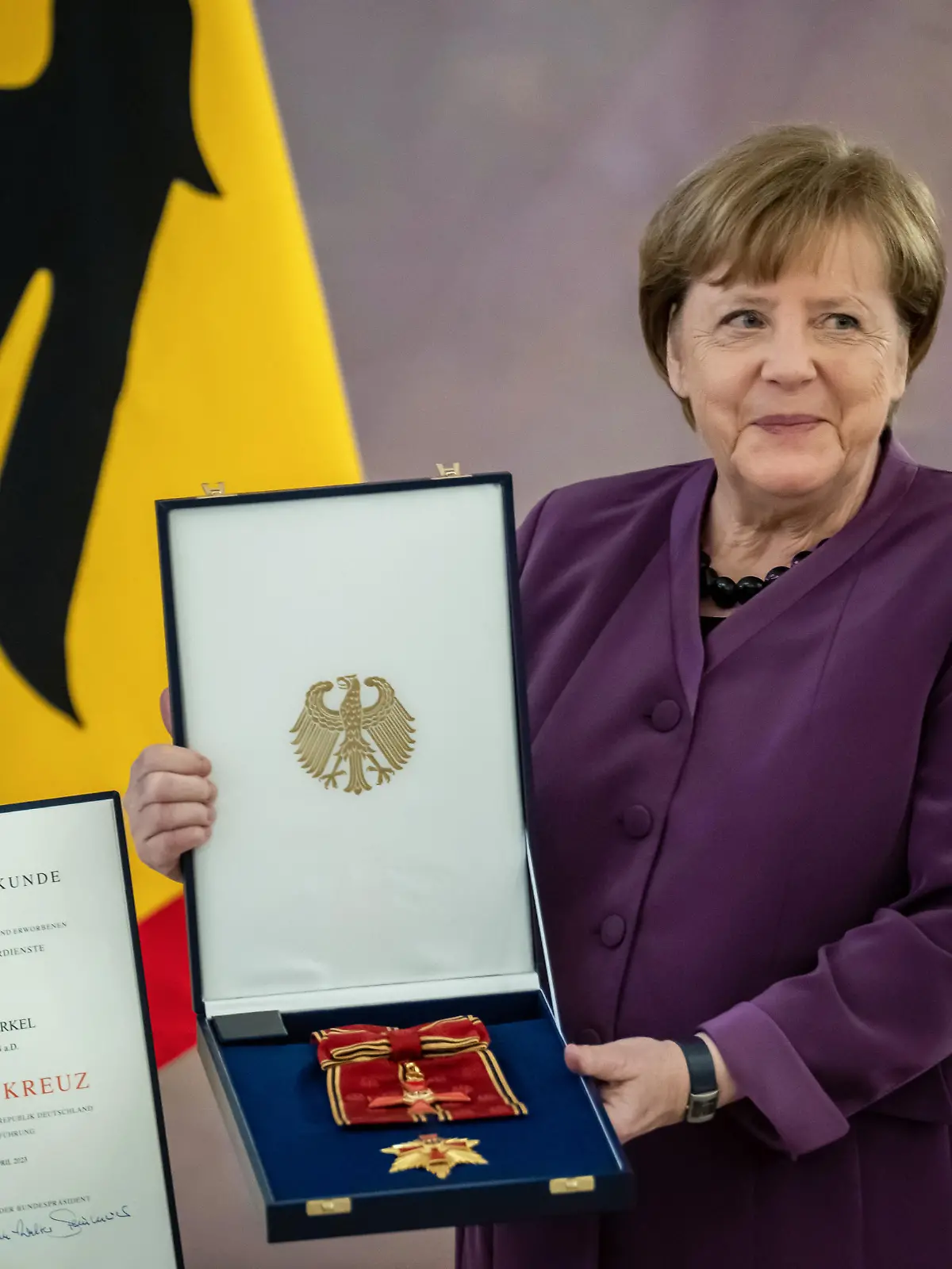 Angela Merkel, (CDU), ehemalige Bundeskanzlerin, bekommt von Bundespräsident Frank-Walter Steinmeier das Großkreuz des Verdienstordens der Bundesrepublik Deutschland in besonderer Ausführung im Schloss Bellevue verliehen. Der Orden wurde zuvor nur den Kanzlern Kohl und Adenauer verliehen.