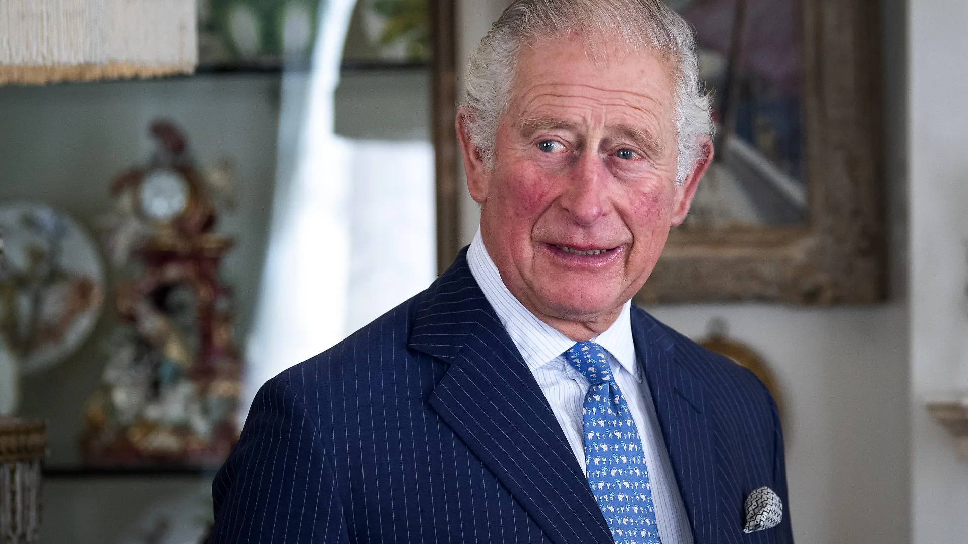 ARCHIV - 22.10.2020, Großbritannien, London: Prinz Charles, Prinz von Wales, lächelt in Clarence House. Am 14. November feiert er seinen 72. Geburtstag. Foto: Victoria Jones/PA Wire/dpa +++ dpa-Bildfunk +++
