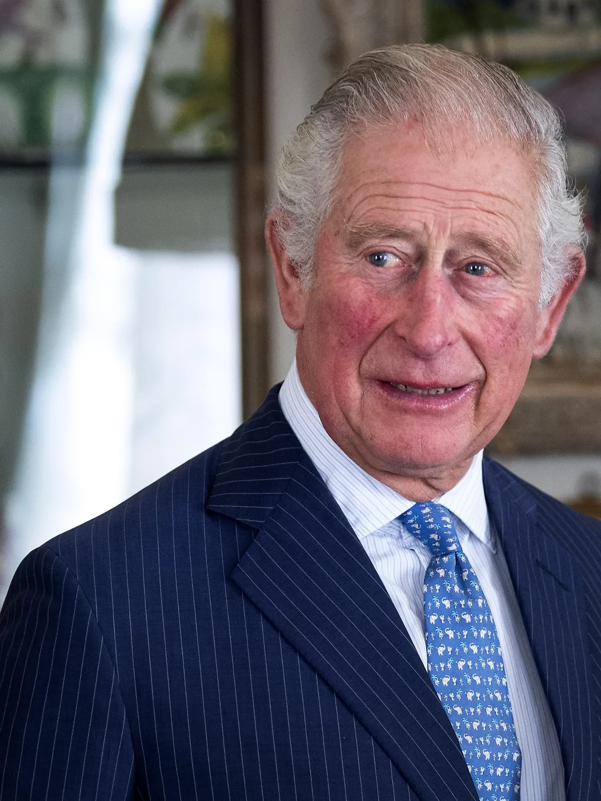 ARCHIV - 22.10.2020, Großbritannien, London: Prinz Charles, Prinz von Wales, lächelt in  Clarence House. Am 14. November feiert er seinen 72. Geburtstag. Foto: Victoria Jones/PA Wire/dpa +++ dpa-Bildfunk +++