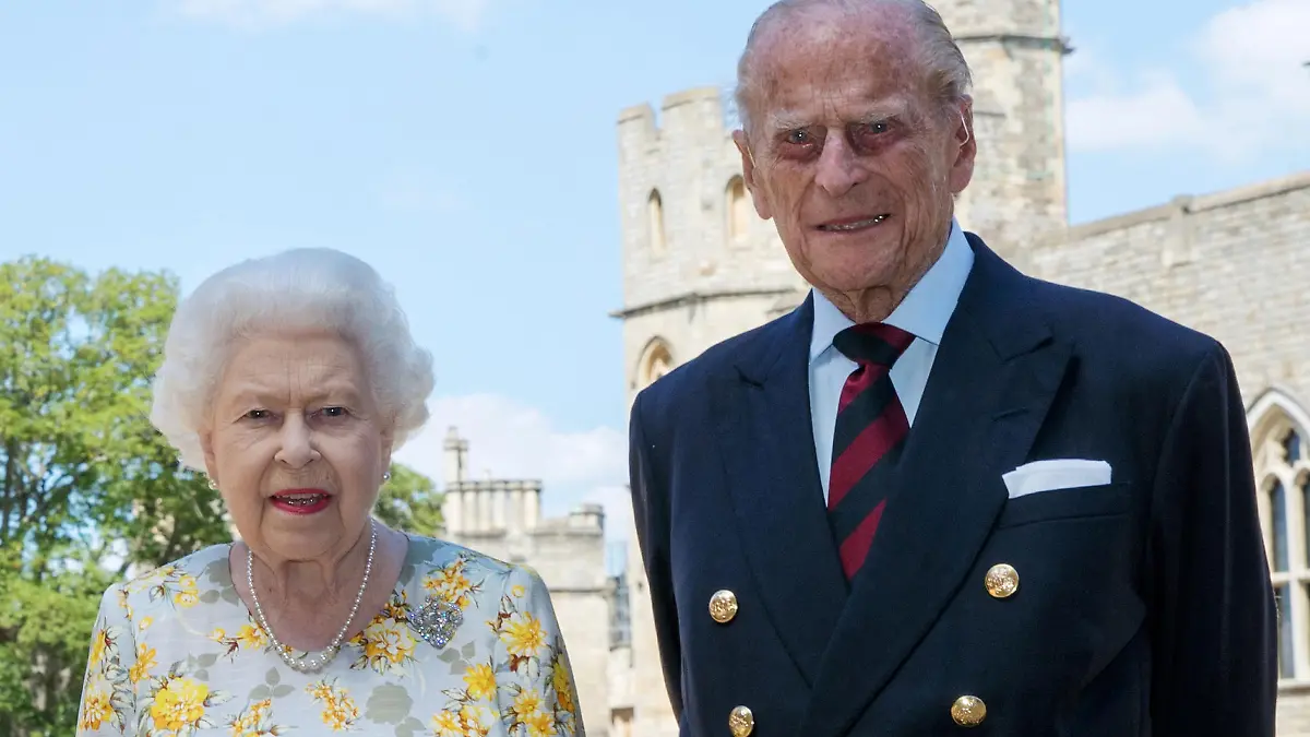 ARCHIV - 01.06.2020, Großbritannien, Windsor: Königin Elizabeth II. und Prinz Philip, Herzog von Edinburgh. Die Queen ist wieder auf Schloss Windsor zurückgekehrt - aber ohne Prinz Philip. Der Ehemann der Queen ist auf der Wood Farm geblieben, die zum Landsitz Sandringham im Osten Englands gehört. Dort lebt er jetzt die meiste Zeit und geht seinen Hobbys wie Lesen und Kutschbockfahren nach, seitdem er im hohen Alter seine offiziellen Pflichten aufgegeben hat. (zu dpa "Queen ist wieder auf Schloss Windsor - aber ohne Prinz Philip") Foto: Steve Parsons/PA Wire/dpa +++ dpa-Bildfunk +++