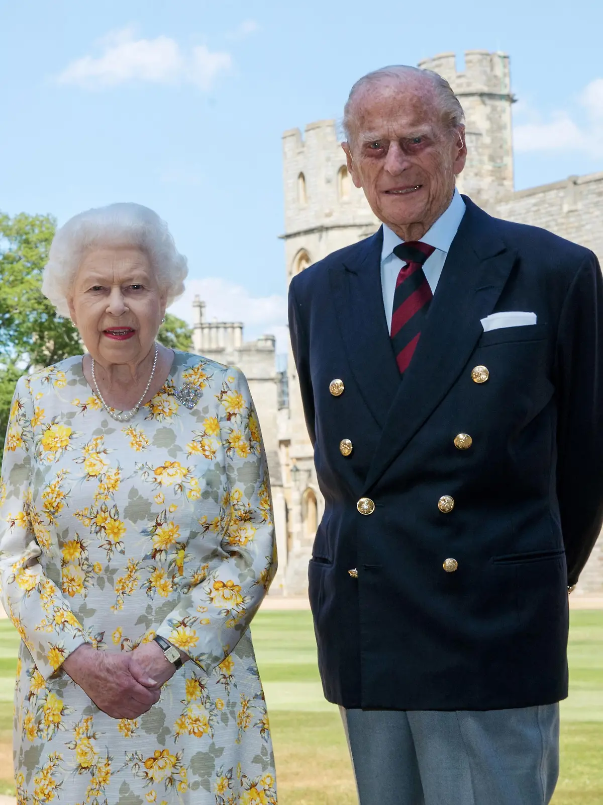 ARCHIV - 01.06.2020, Großbritannien, Windsor: Königin Elizabeth II. und Prinz Philip, Herzog von Edinburgh. Die Queen ist wieder auf Schloss Windsor zurückgekehrt - aber ohne Prinz Philip. Der Ehemann der Queen ist auf der Wood Farm geblieben, die zum Landsitz Sandringham im Osten Englands gehört. Dort lebt er jetzt die meiste Zeit und geht seinen Hobbys wie Lesen und Kutschbockfahren nach, seitdem er im hohen Alter seine offiziellen Pflichten aufgegeben hat. (zu dpa "Queen ist wieder auf Schloss Windsor - aber ohne Prinz Philip") Foto: Steve Parsons/PA Wire/dpa +++ dpa-Bildfunk +++