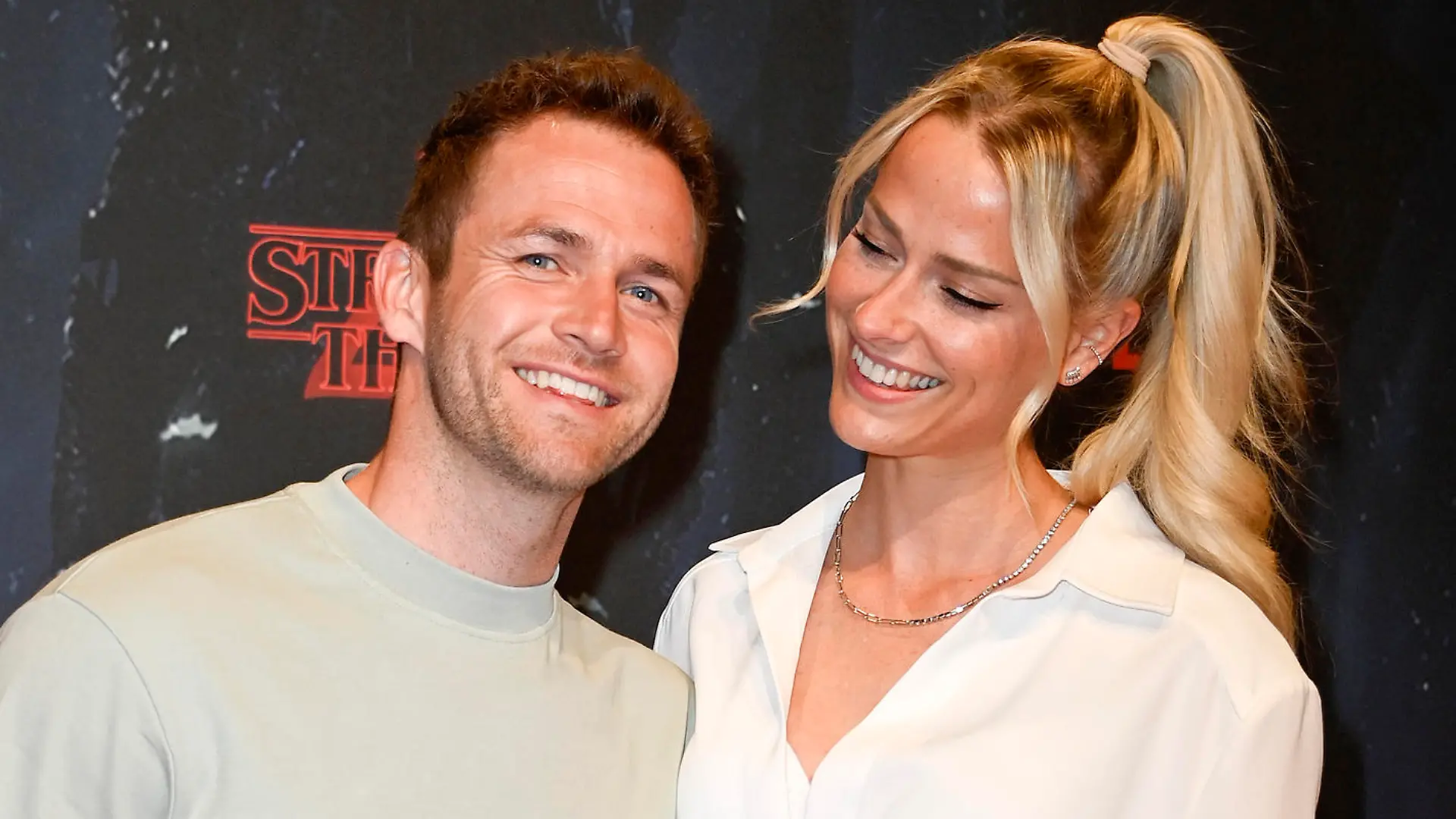 Philipp Stehler mit Freundin Vanessa Ciomber bei der Premiere der 4. Staffel der Netflix TV-Serie 'Stranger Things' im Kraftwerk Berlin. Berlin, 23.05.2022