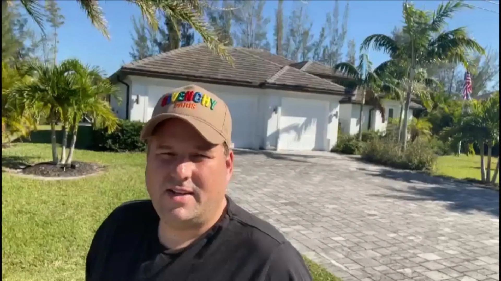 Hier steht Timo Berger vor Michael Wendlers Haus Er kämpft um sein Geld