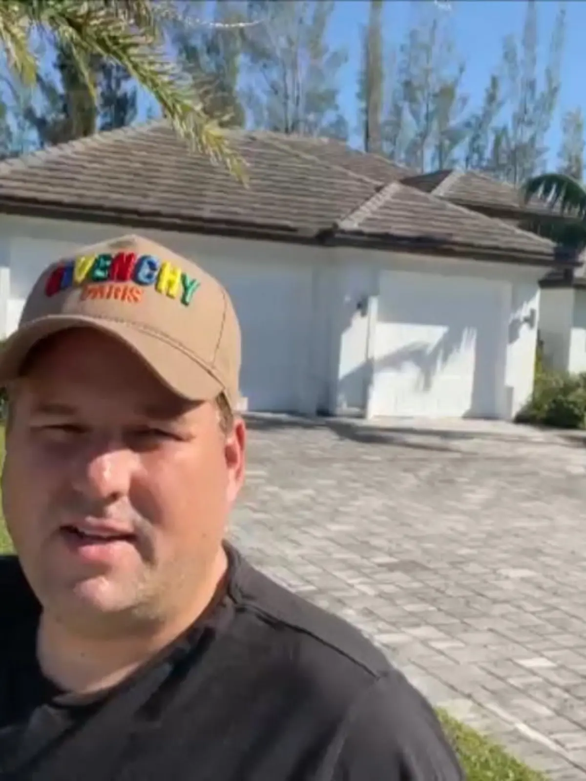 Bild zu: "Hier steht Timo Berger vor Michael Wendlers Haus"