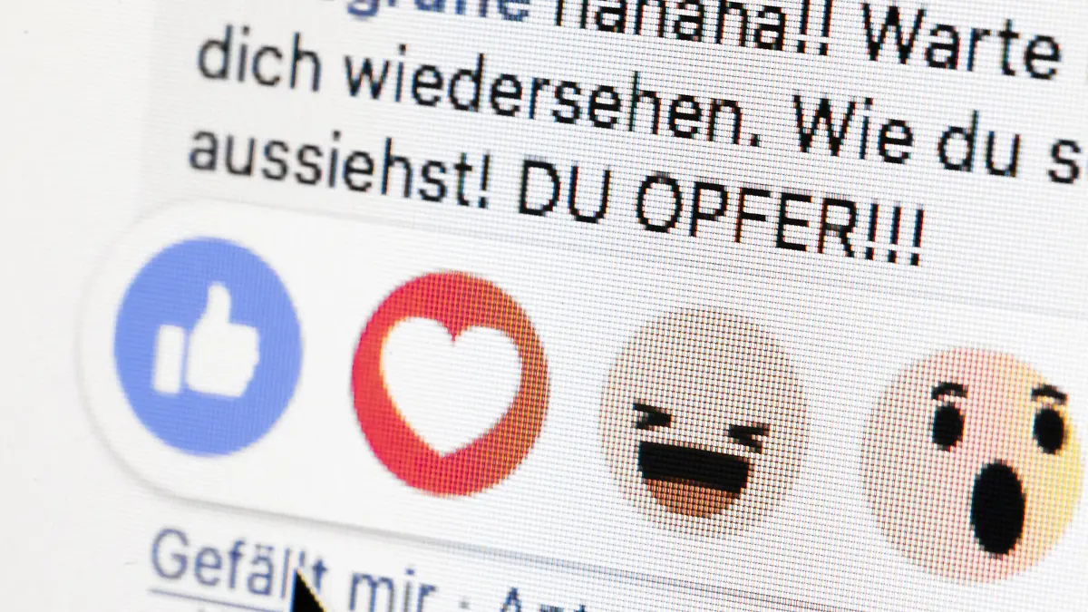 Symbolfoto: Gestellte Aufnahme zum Thema mobbing in sozialen Netzwerken. Neben dem Gefaellt mir Button von facebook sind die Worte Du Opfer zu sehen. Berlin, 01.03.2019. Berlin Deutschland *** Symboloto Photo provided about mobbing in social networks Beside the like me button of facebook are the words you victim to see Berlin 01 03 2019 Berlin Germany PUBLICATIONxINxGERxSUIxAUTxONLY Copyright: xThomasxTrutschel/photothek.netx