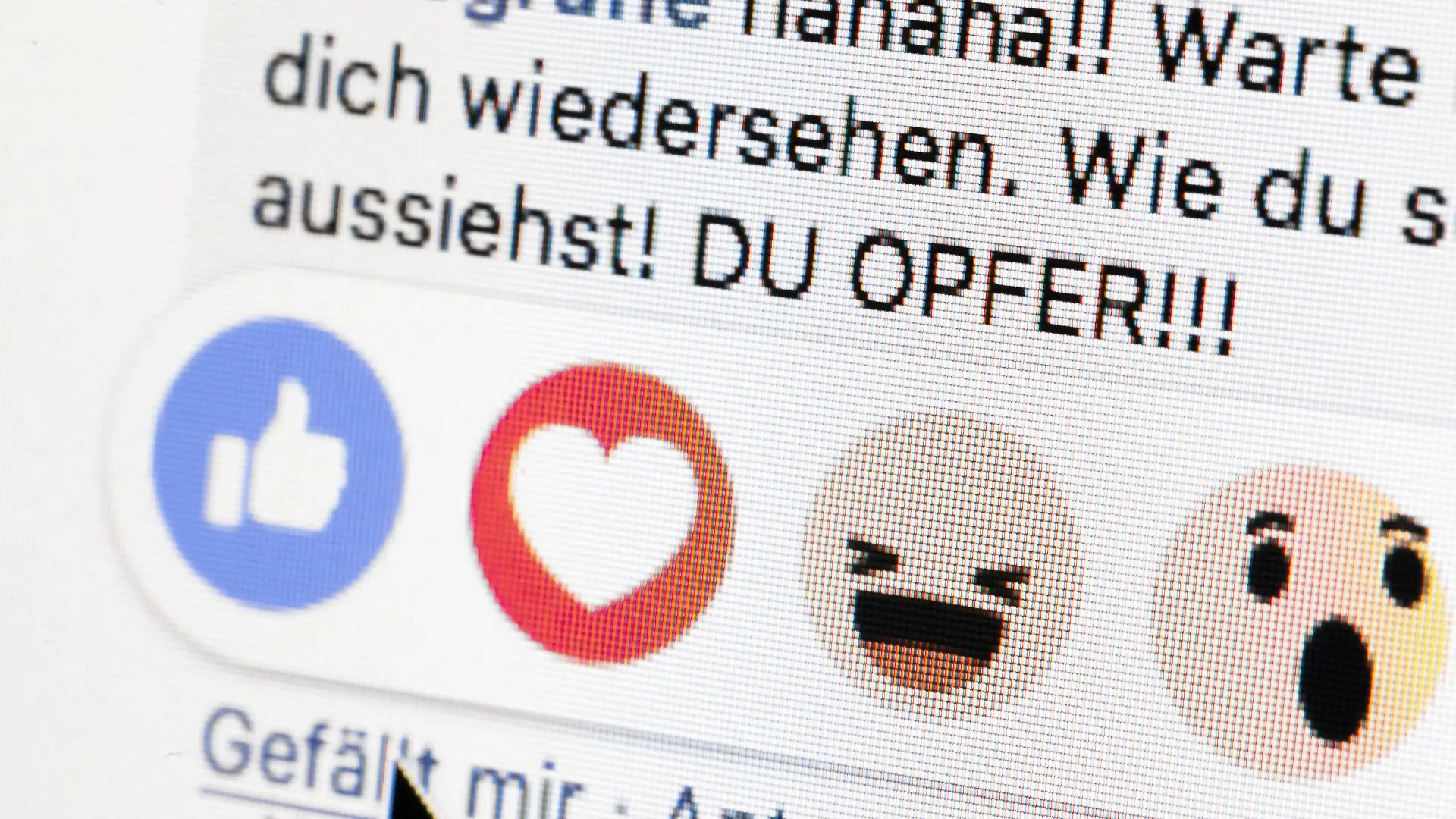 Symbolfoto: Gestellte Aufnahme zum Thema mobbing in sozialen Netzwerken. Neben dem Gefaellt mir Button von facebook sind die Worte Du Opfer zu sehen. Berlin, 01.03.2019. Berlin Deutschland *** Symboloto Photo provided about mobbing in social networks Beside the like me button of facebook are the words you victim to see Berlin 01 03 2019 Berlin Germany PUBLICATIONxINxGERxSUIxAUTxONLY Copyright: xThomasxTrutschel/photothek.netx