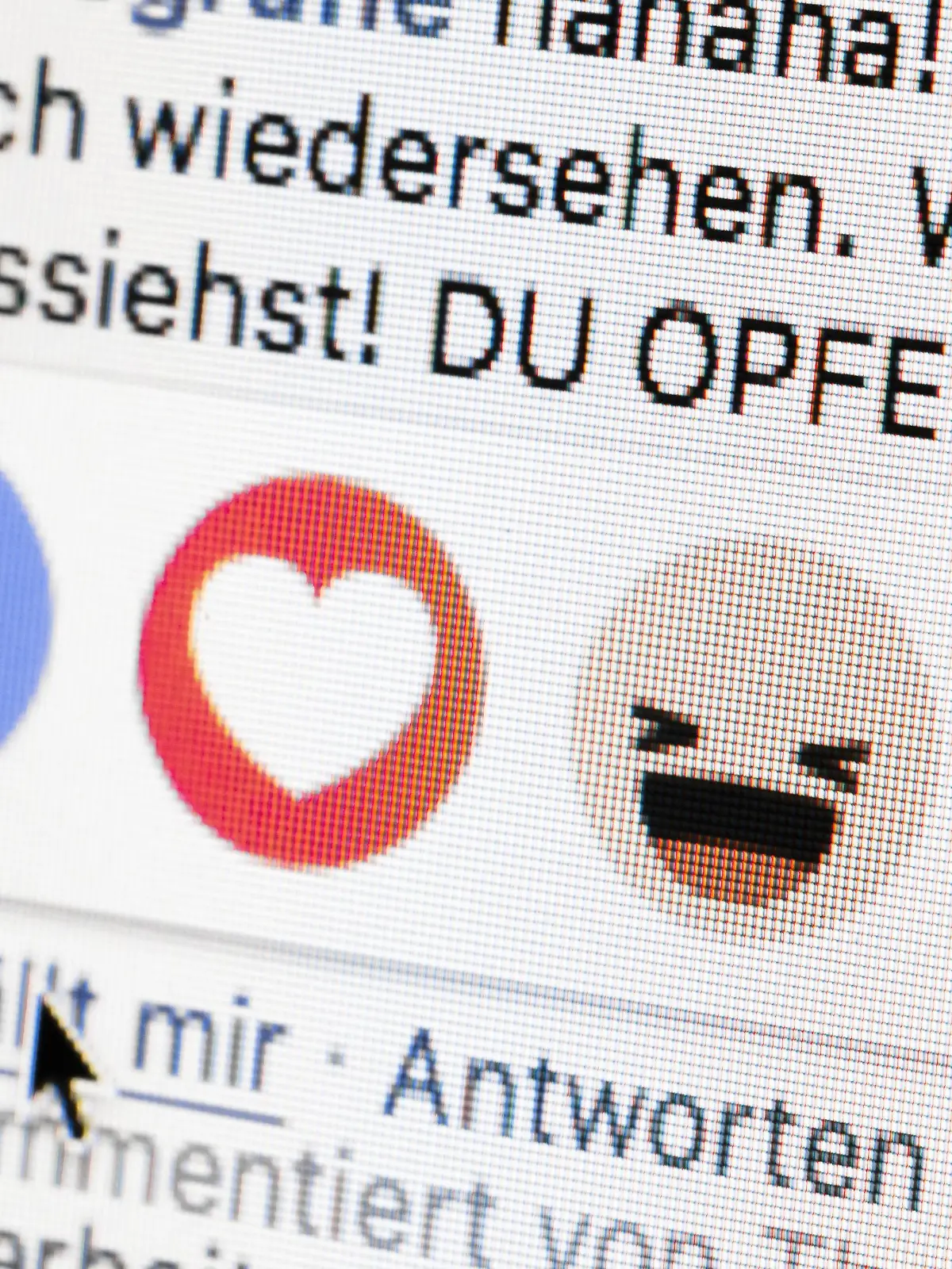  Symbolfoto: Gestellte Aufnahme zum Thema mobbing in sozialen Netzwerken. Neben dem Gefaellt mir Button von facebook sind die Worte Du Opfer zu sehen. Berlin, 01.03.2019. Berlin Deutschland *** Symboloto Photo provided about mobbing in social networks Beside the like me button of facebook are the words you victim to see Berlin 01 03 2019 Berlin Germany PUBLICATIONxINxGERxSUIxAUTxONLY Copyright: xThomasxTrutschel/photothek.netx