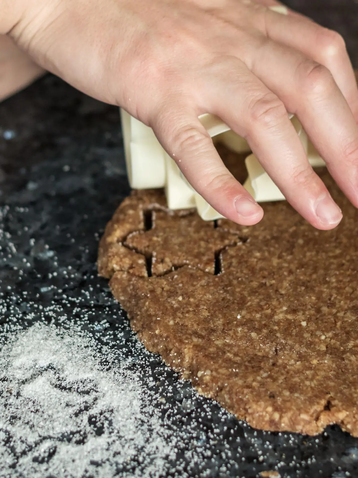 Zimtsterne werden aus Teig ausgestochen