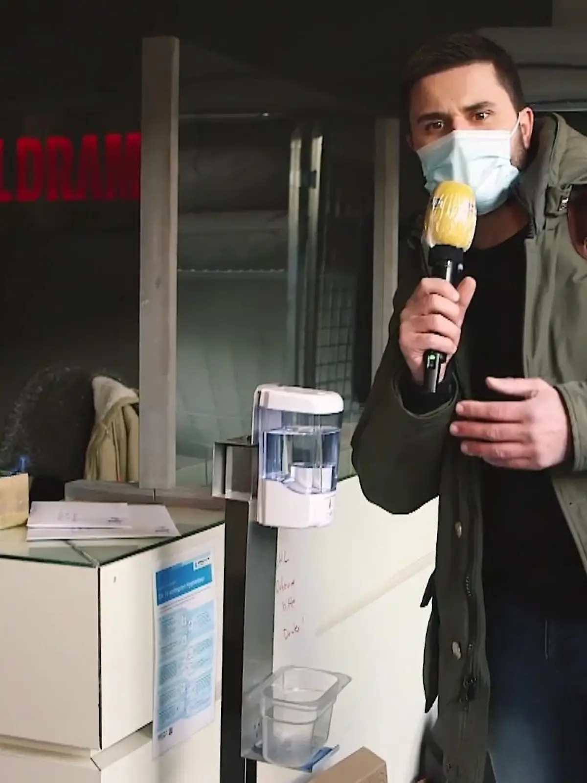 Miloš Vukovi? hält sich an die Corona-Regeln am Set.