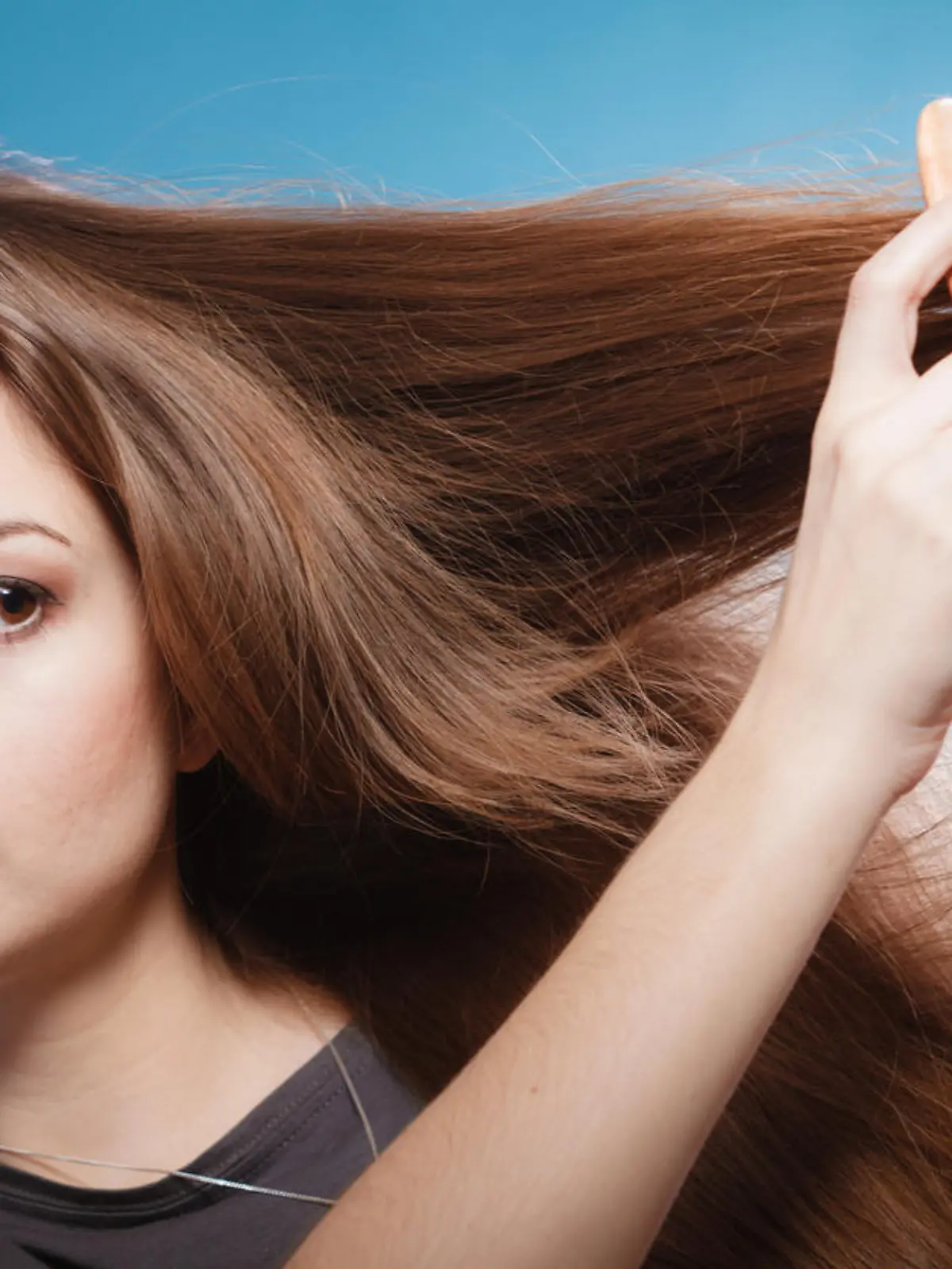 Trockene Haare benötigen eine besondere Pflege - ÖkoTest nimmt sie unter die Lupe