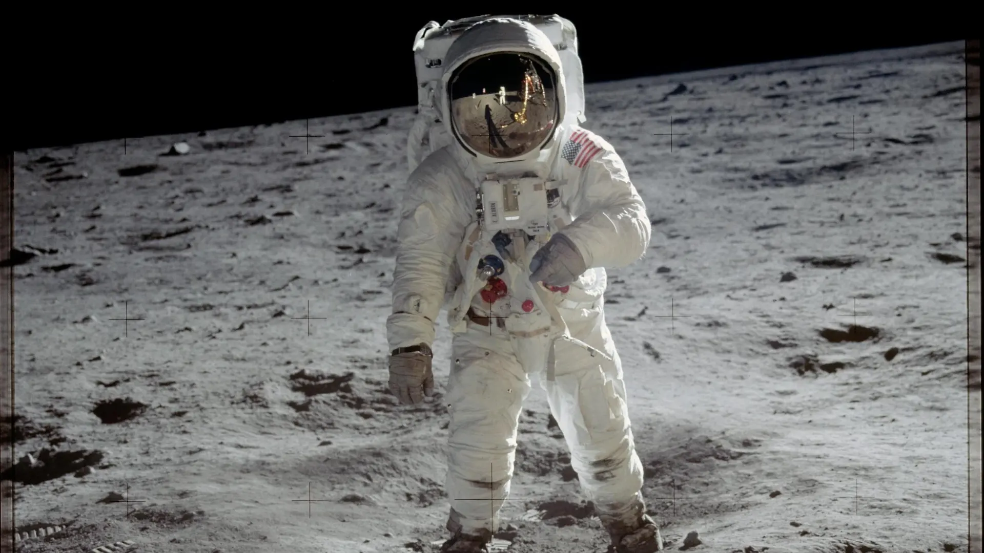 HANDOUT - 20.07.1969, ---, Mond: ARCHIV - US-Astronaut Edwin «Buzz» Aldrin steht auf der Mondoberfläche. Rechts im Bild ist dabei ein Stück der Mondlandefähre «Eagle» zu sehen. Die Zeiss-Objektive der von den Astronauten eingesetzten Kameras der Mondmission waren mit Gläsern der Mainzer Firma Schott bestückt.    (Zu dpa " Mainz und «Apollo 11» - es gibt Querverbindungen") Foto: Neil Armstrong/NASA/dpa - ACHTUNG: Nur zur redaktionellen Verwendung und nur mit vollständiger Nennung des vorstehenden Credits +++ dpa-Bildfunk +++
