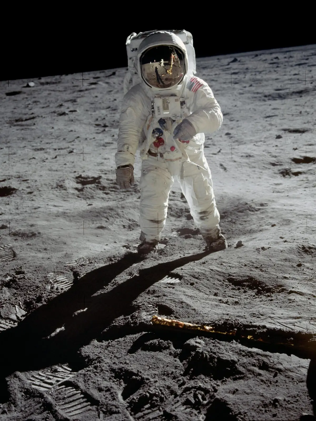 HANDOUT - 20.07.1969, ---, Mond: ARCHIV - US-Astronaut Edwin «Buzz» Aldrin steht auf der Mondoberfläche. Rechts im Bild ist dabei ein Stück der Mondlandefähre «Eagle» zu sehen. Die Zeiss-Objektive der von den Astronauten eingesetzten Kameras der Mondmission waren mit Gläsern der Mainzer Firma Schott bestückt.    (Zu dpa " Mainz und «Apollo 11» - es gibt Querverbindungen") Foto: Neil Armstrong/NASA/dpa - ACHTUNG: Nur zur redaktionellen Verwendung und nur mit vollständiger Nennung des vorstehenden Credits +++ dpa-Bildfunk +++