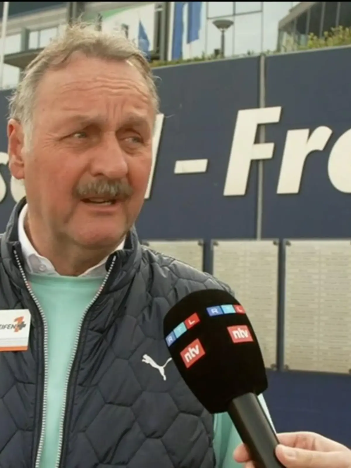 Peter Neururer hat schon nahezu alle Höhen und Tiefen im Profifußball miterlebt, die es gibt. Sowohl bei Schalke 04 als auch bei Hertha BSC sogar als Trainer auf der Bank. Auch ihn hat der Kracher und vor allem die Leistung seiner Schalker komplett überrascht.