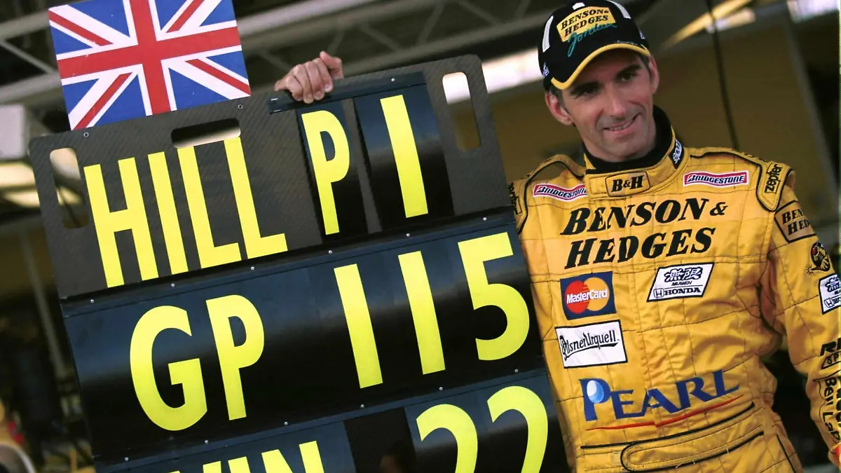 Der britische Formel 1-Pilot Damon Hill von Jordan-Mugen-Honda posiert am 31.10.1999 mit einer Tafel, die seine 22 Grand-Prix-Siege in 115 Rennen wiedergibt. Der frühere Weltmeister startet am 31.10.1999 beim Großen Preis von Japan in Suzuka zu seinem letzten Rennen. Der 39-jährige Hill beendet damit nach acht Jahren seine Karriere.
