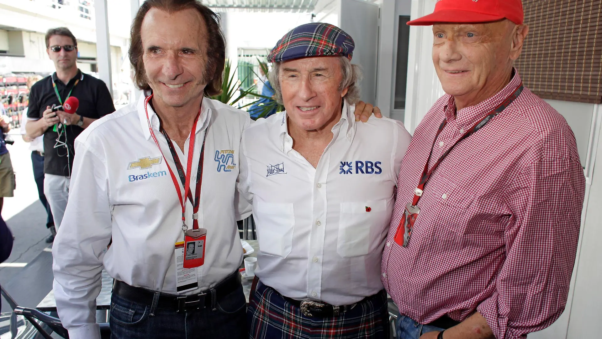 Die ehemaligen Formel-1-Piloten (l-r) Niki Lauda, Jackie Stewart und Emerson Fittipaldi unterhalten sich am Sonntag (07.11.2010) vor dem Großen Preis von Brasilien in Sao Paulo im Fahrerlager. Das vorletzte Formel-1-Rennen der Saison 2010 findet auf der Rennstrecke Autodromo José Carlos Pace in Interlagos statt. Foto: Jan Woitas dpa +++(c) dpa - Bildfunk+++