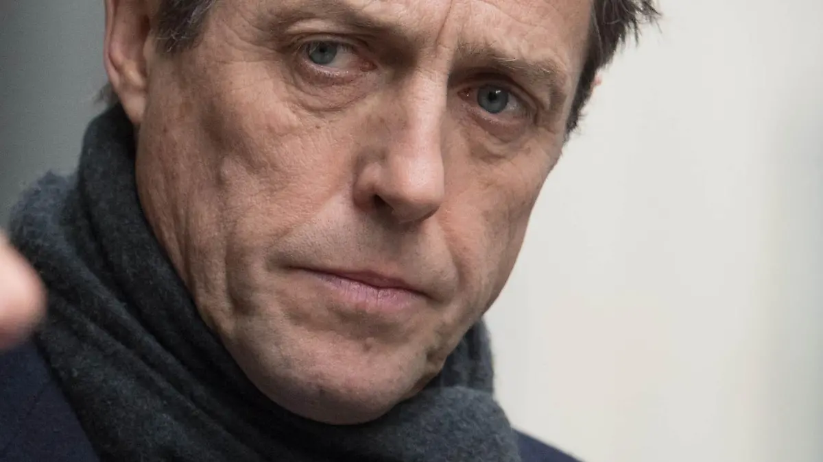 ARCHIV - 05.02.2018, Großbritannien, London: Hugh Grant, britischer Schauspieler. Der 60-Jährige und seine Ehefrau waren nach Angaben des Schauspielers mit dem Coronavirus infiziert. Foto: Stefan Rousseau/PA Wire/dpa +++ dpa-Bildfunk +++
