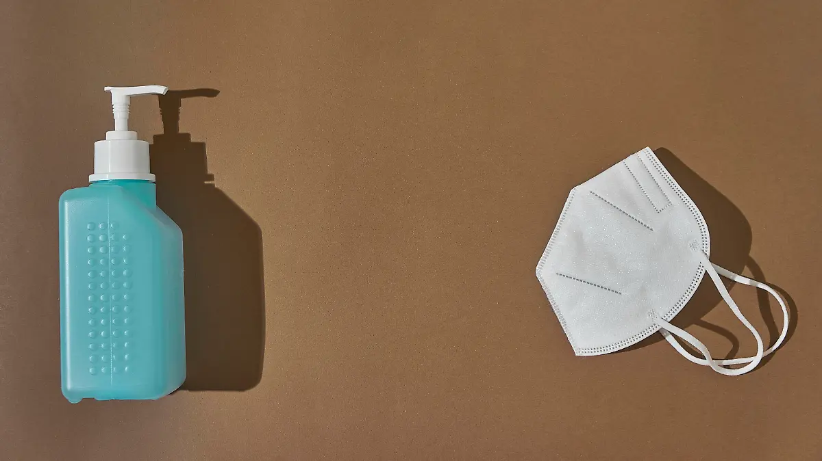 A protective mask against covid19 next to a disinfectant gel on a brown background Barcelona, CT, Spain PUBLICATIONxINxGERxSUIxAUTxONLY CR_GEJYAY201014A-523550-01