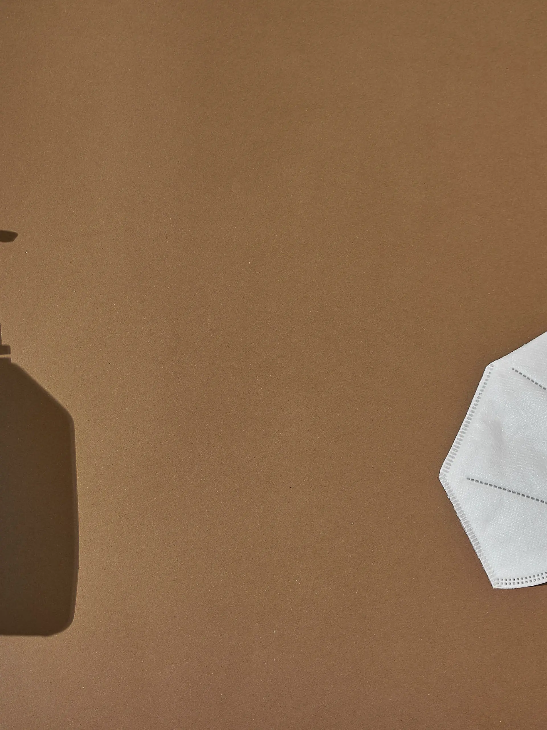  A protective mask against covid19 next to a disinfectant gel on a brown background Barcelona, CT, Spain PUBLICATIONxINxGERxSUIxAUTxONLY CR_GEJYAY201014A-523550-01