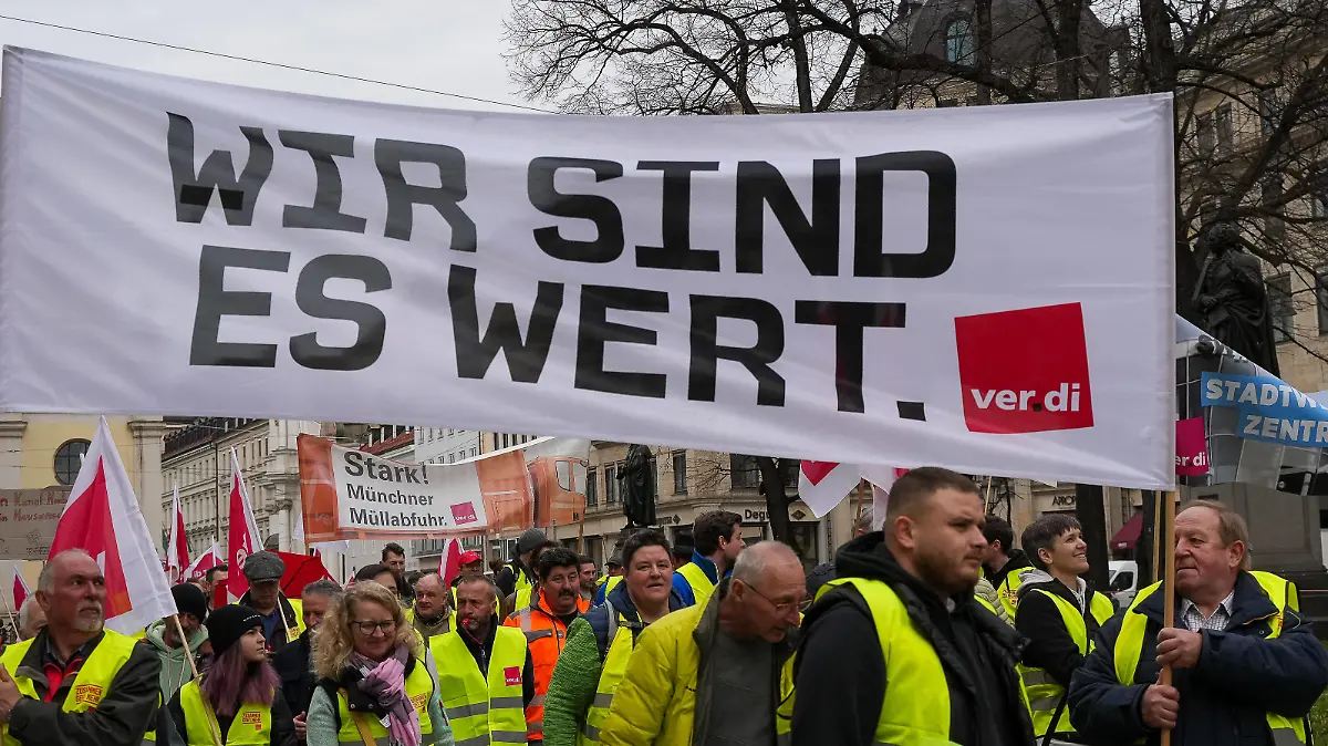 Muenchen Großstreiktag, Streik der Gewerkschaft Ver.di im oeffentlichen Dienst, Stadt Muenchen, Muenchen 21.03.2023 Zug der Streikenden vom Stachus, ueber den Promenadenplatz zum Marienplatz. Wir sind es wert Großstreiktag, Streik der Gewerkschaft Ver.di im oeffentlichen Dienst, Stadt Muenchen, Muenchen 21.03.2023 *** Munich Major strike day, strike of the public service union Ver di, city of Munich, Munich 21 03 2023 Procession of strikers from Stachus, v Copyright: xEibner-Pressefoto/JohannxMedveyx EP_JMY