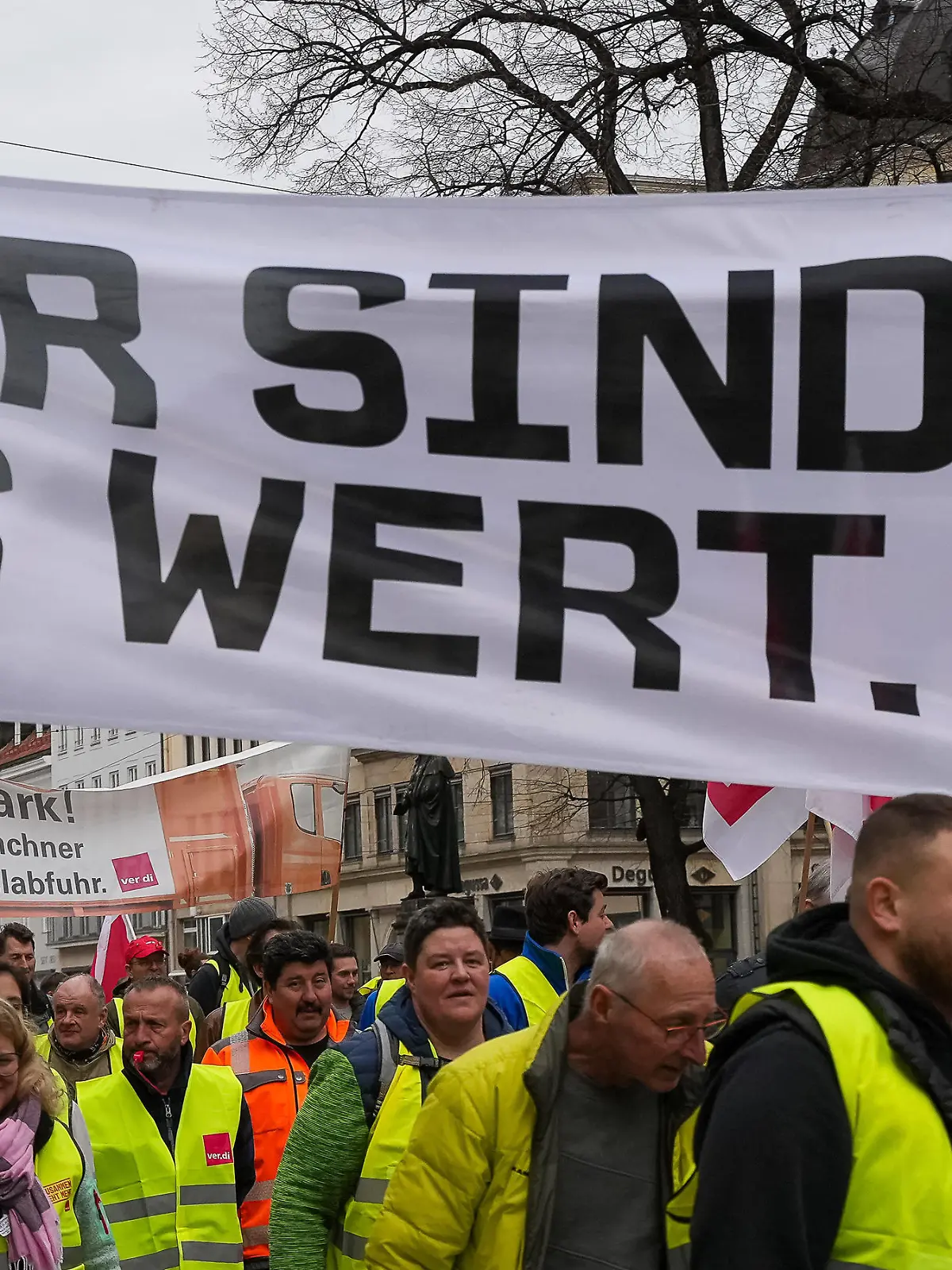 Muenchen Großstreiktag, Streik der Gewerkschaft Ver.di im oeffentlichen Dienst, Stadt Muenchen, Muenchen 21.03.2023 Zug der Streikenden vom Stachus, ueber den Promenadenplatz zum Marienplatz. Wir sind es wert Großstreiktag, Streik der Gewerkschaft Ver.di im oeffentlichen Dienst, Stadt Muenchen, Muenchen 21.03.2023 *** Munich Major strike day, strike of the public service union Ver di, city of Munich, Munich 21 03 2023 Procession of strikers from Stachus, v Copyright: xEibner-Pressefoto/JohannxMedveyx EP_JMY