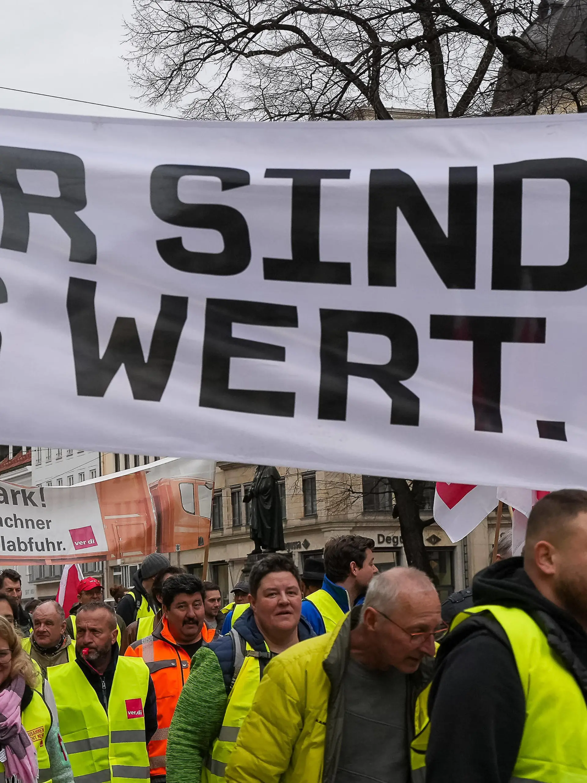 Muenchen Großstreiktag, Streik der Gewerkschaft Ver.di im oeffentlichen Dienst, Stadt Muenchen, Muenchen 21.03.2023 Zug der Streikenden vom Stachus, ueber den Promenadenplatz zum Marienplatz. Wir sind es wert Großstreiktag, Streik der Gewerkschaft Ver.di im oeffentlichen Dienst, Stadt Muenchen, Muenchen 21.03.2023 *** Munich Major strike day, strike of the public service union Ver di, city of Munich, Munich 21 03 2023 Procession of strikers from Stachus, v Copyright: xEibner-Pressefoto/JohannxMedveyx EP_JMY
