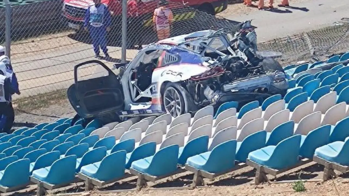 Der Porsche von Alex Areia landete auf der Tribüne.
