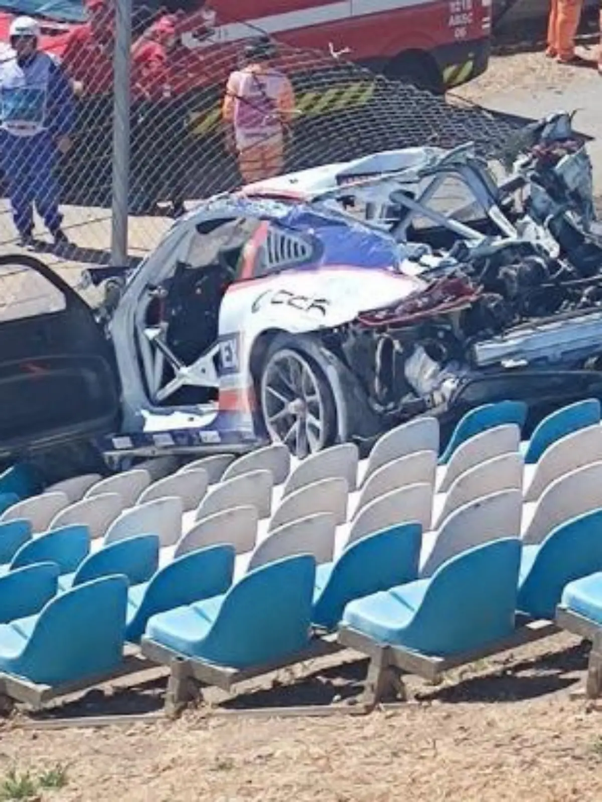 Der Porsche von Alex Areia landete auf der Tribüne.
