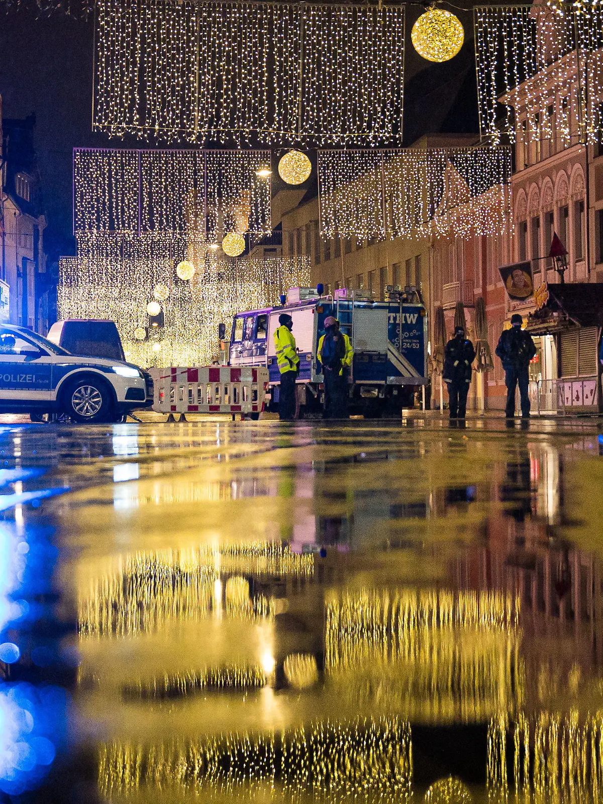 01.12.2020, Rheinland-Pfalz, Trier: Kräfte der Polizei und des THW sperren den Zugang zur Fußgängerzone. Am Nachmittag war ein Mann mit einem Auto durch die Fußgängerzone von Trier gefahren und hat dabei Menschen verletzt und getötet. Foto: Oliver Dietze/dpa +++ dpa-Bildfunk +++