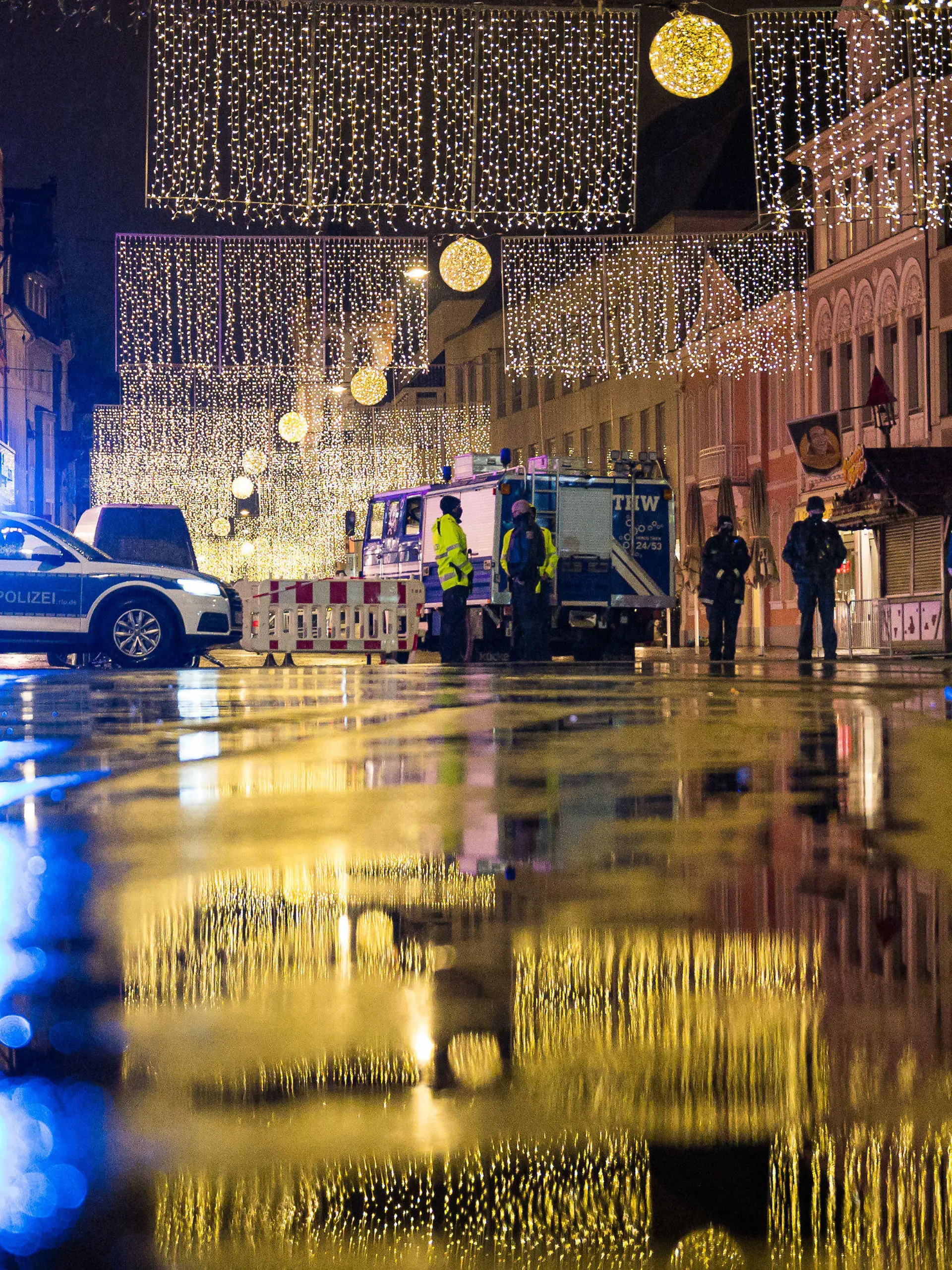 01.12.2020, Rheinland-Pfalz, Trier: Kräfte der Polizei und des THW sperren den Zugang zur Fußgängerzone. Am Nachmittag war ein Mann mit einem Auto durch die Fußgängerzone von Trier gefahren und hat dabei Menschen verletzt und getötet. Foto: Oliver Dietze/dpa +++ dpa-Bildfunk +++