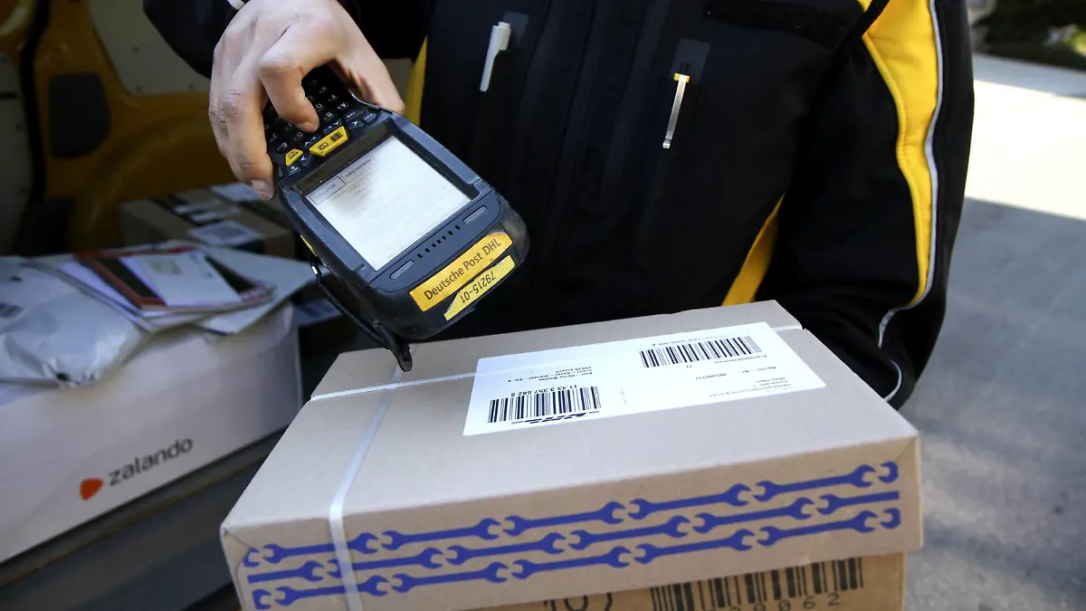 Winden Themenbild - Deutsche Post, DHL, Brieftraeger, Postbote Themenbild - Deutsche Post, DHL, Brieftraeger, Postbote 23.02.2019 Brieftraeger beim Post austragen und Paket scannen Symbolbild, Themenbild, Featurebild *** Winches Topic picture Deutsche Post DHL Letter carrier Postman Topic picture Deutsche Post DHL Letter carrier Postman 23 02 2019 Letter carrier deliver at post office and scan parcel Symbol picture Topic picture Feature picture Copyright: xFleigx/xEibner-Pressefotox EPdfg