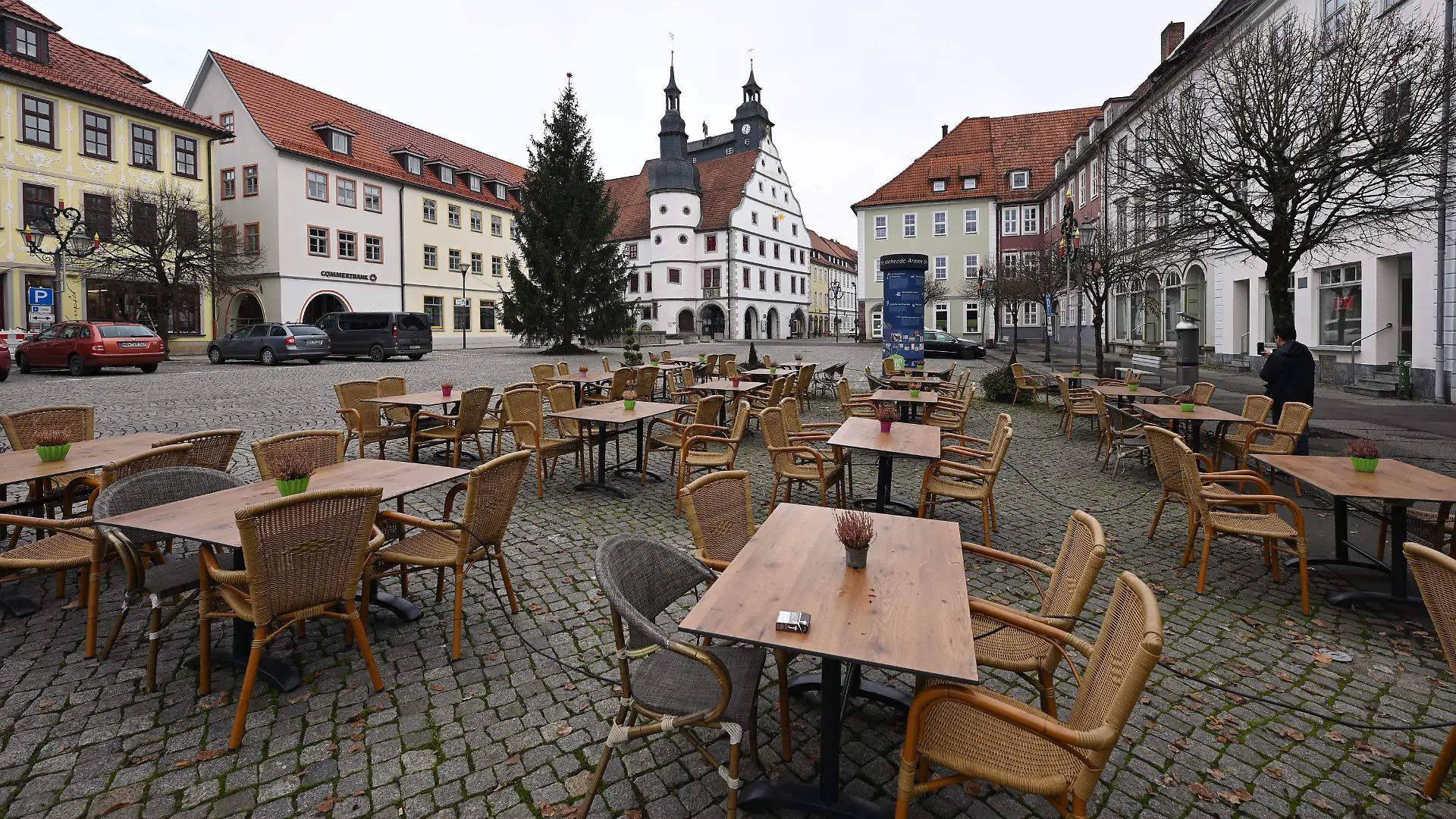 27.11.2020, Thüringen, Hildburghausen: Fast menschenleer ist der Marktplatz mit dem historischen Rathaus. Im deutschlandweit am stärksten von der Corona-Pandemie betroffenen Landkreis Hildburghausen in Thüringen hat sich das Infektionsgeschehen noch einmal verschärft. Die Zahl der Neuinfektionen je 100 000 Einwohner innerhalb einer Woche erhöhte sich nach Zahlen des Gesundheitsamtes auf inzwischen knapp 630. Foto: Martin Schutt/dpa-Zentralbild/dpa +++ dpa-Bildfunk +++