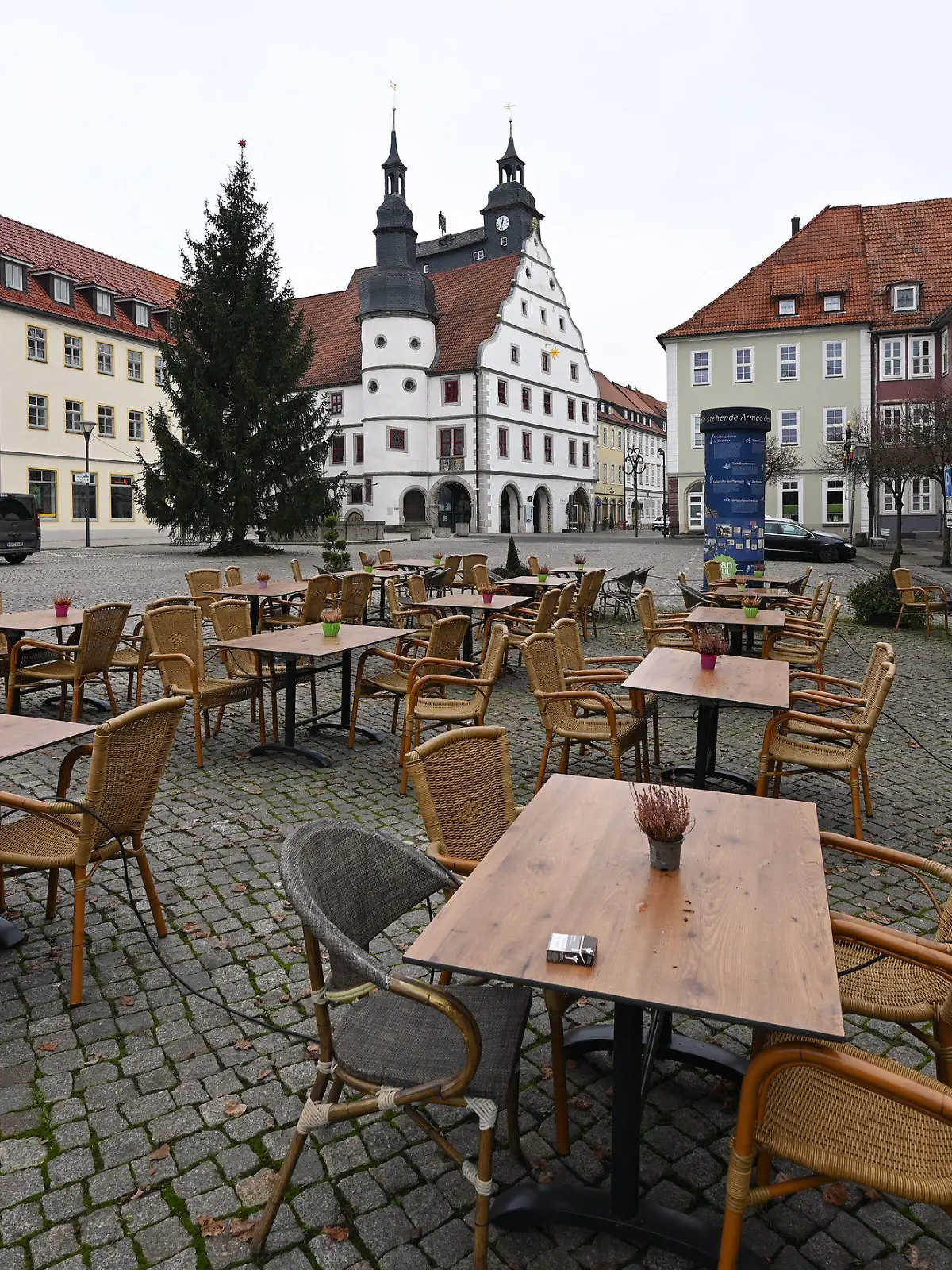 27.11.2020, Thüringen, Hildburghausen: Fast menschenleer ist der Marktplatz mit dem historischen Rathaus. Im deutschlandweit am stärksten von der Corona-Pandemie betroffenen Landkreis Hildburghausen in Thüringen hat sich das Infektionsgeschehen noch einmal verschärft. Die Zahl der Neuinfektionen je 100 000 Einwohner innerhalb einer Woche erhöhte sich nach Zahlen des Gesundheitsamtes auf inzwischen knapp 630. Foto: Martin Schutt/dpa-Zentralbild/dpa +++ dpa-Bildfunk +++