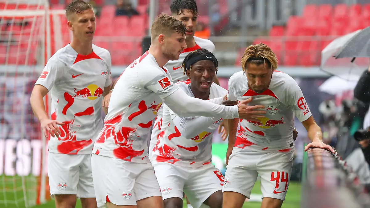 RB Leipzig - Augsburg / Bundesliga Leipzig, 15.04.2023, Red Bull Arena, Fussball, Männer, Saison 2022 / 2023, 1. Bundesliga, 28. Spieltag , RB Leipzig - FC Augsburg , Im Bild: Tor für Leipzig, Torjubel nach dem 1:1, Torschütze Kevin Kampl 44, RB Leipzig , *** RB Leipzig Augsburg Bundesliga Leipzig, 15 04 2023, Red Bull Arena, football, men, season 2022 2023, 1 Bundesliga, 28 matchday , RB Leipzig FC Augsburg , In the picture goal for Leipzig, goal celebration after the 1 1, goal scorer Kevin Kampl 44, RB Leipzig ,