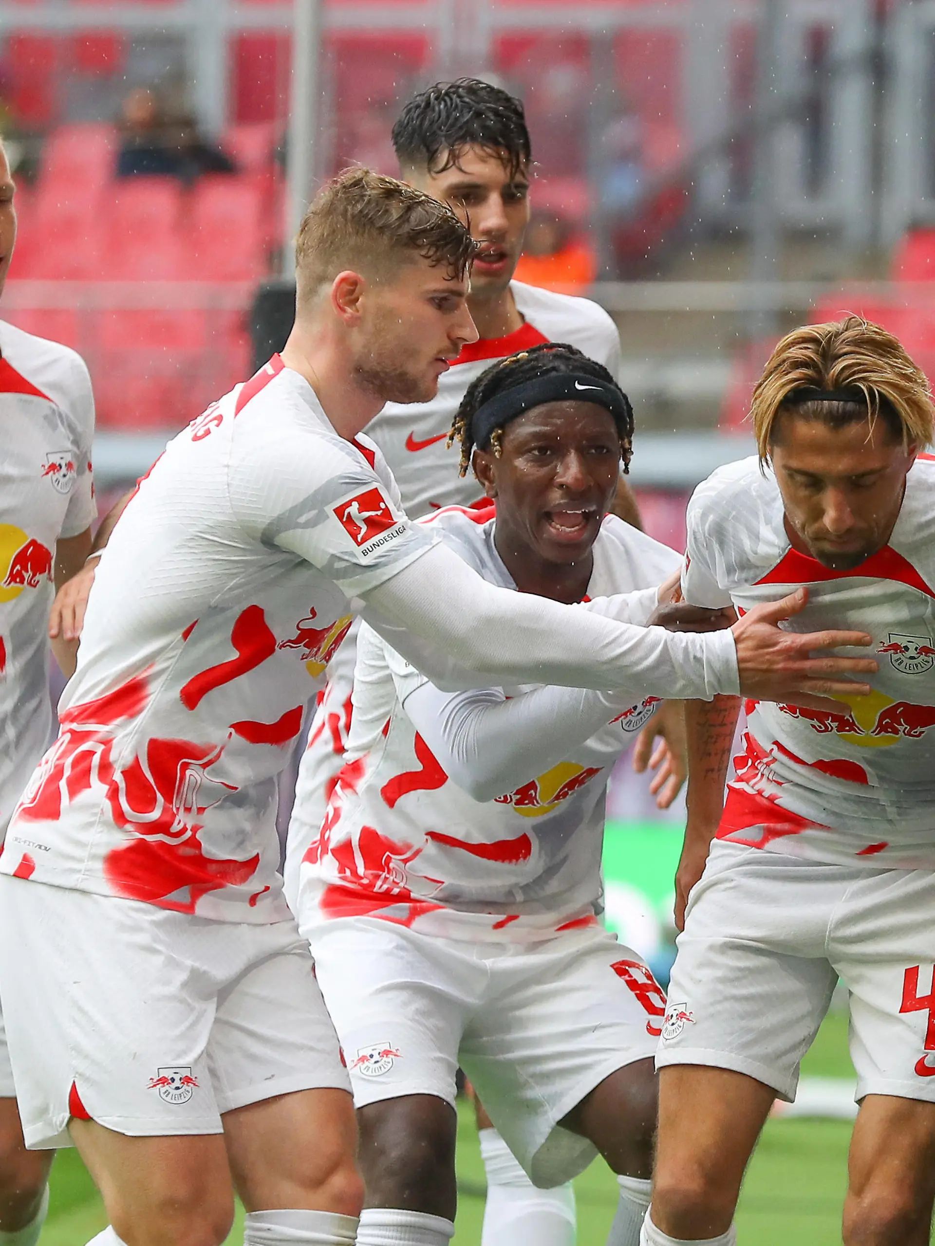 RB Leipzig - Augsburg / Bundesliga Leipzig, 15.04.2023, Red Bull Arena, Fussball, Männer, Saison 2022 / 2023, 1. Bundesliga, 28. Spieltag , RB Leipzig - FC Augsburg , Im Bild: Tor für Leipzig, Torjubel nach dem 1:1, Torschütze Kevin Kampl 44, RB Leipzig , *** RB Leipzig Augsburg Bundesliga Leipzig, 15 04 2023, Red Bull Arena, football, men, season 2022 2023, 1 Bundesliga, 28 matchday , RB Leipzig FC Augsburg , In the picture goal for Leipzig, goal celebration after the 1 1, goal scorer Kevin Kampl 44, RB Leipzig ,