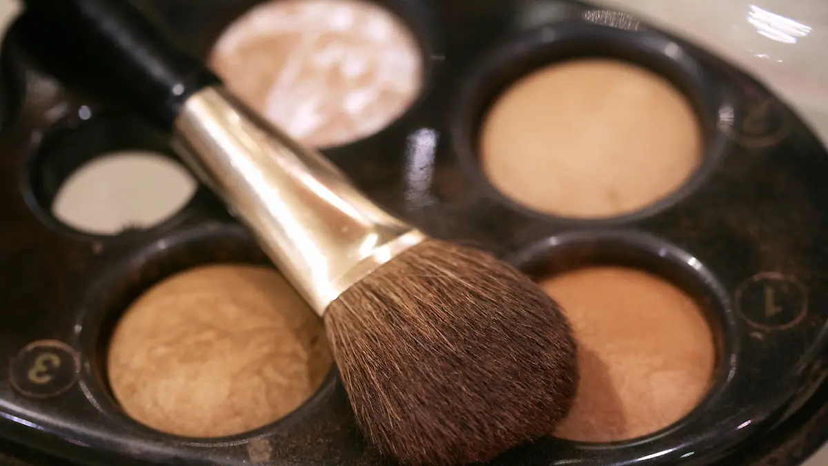 Ein Pinsel und eine Palette mit Gesichtspuder bzw. Make-Up in Puderform in verschiedenen Brauntönen zum Testen für die Kundinnen in einer Douglas-Filiale in Dortmund am 02.02.2005. Foto: Bernd Thissen dpa/lnw +++(c) dpa - Report+++, Ein Pinsel und eine Palette mit Gesichtspuder bzw. Make-Up in Puderform in verschiedenen Brauntönen zum Testen für die Kundinnen in einer Douglas-Filiale in Dortmund am 02.02.2005. Foto: Bernd Thissen dpa/lnw +++(c) dpa - Report+++
