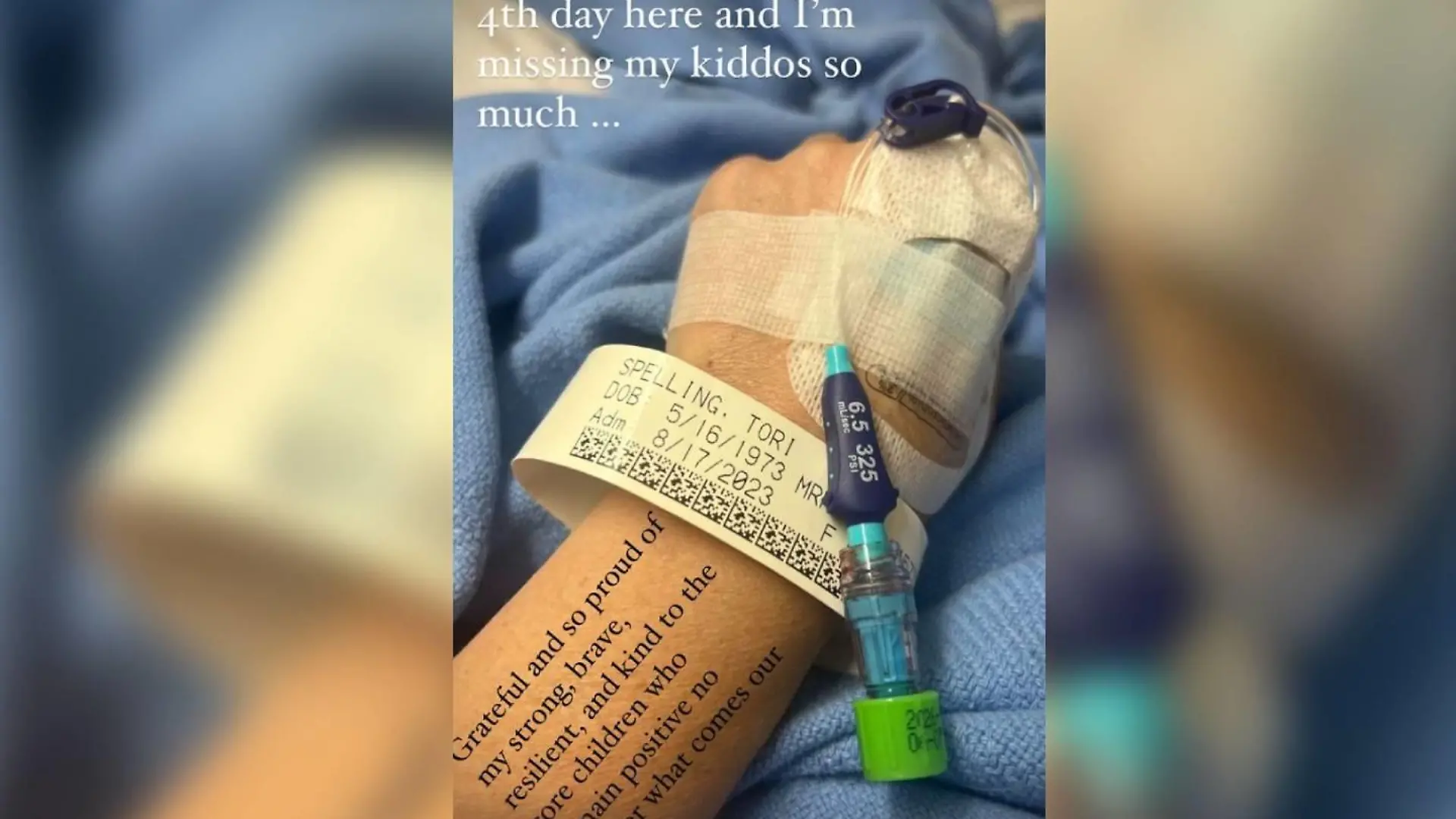 Tori Spelling meldet sich aus dem Krankenhaus.