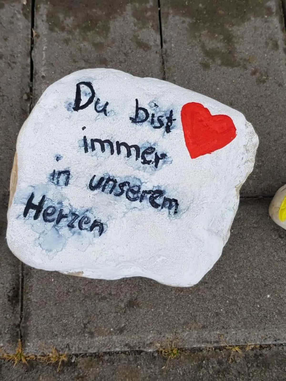 22.05.2020, Nordrhein-Westfalen, Viersen: Bemalte Steine liegen vor dem Eingang einer Kindertagesstätte in Viersen. In einer Viersener Kita soll eine Erzieherin ein dreijähriges Kind getötet haben. Die 25-Jährige sei festgenommen worden und befinde sich wegen Mordverdachtes in Untersuchungshaft, teilten Staatsanwaltschaft und Polizei Mönchengladbach mit. Foto: Sascha Rixkens/dpa +++ dpa-Bildfunk +++