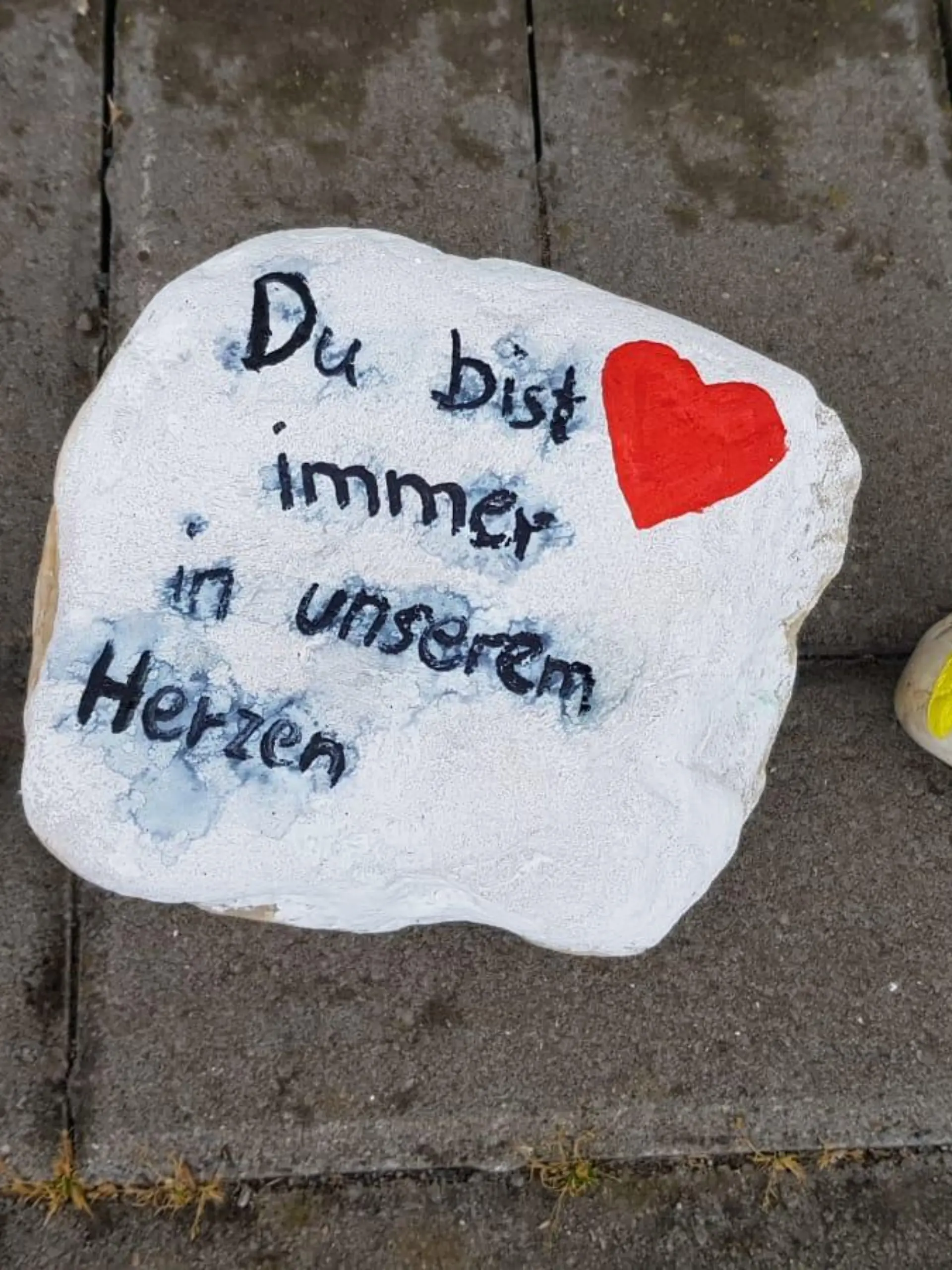 22.05.2020, Nordrhein-Westfalen, Viersen: Bemalte Steine liegen vor dem Eingang einer Kindertagesstätte in Viersen. In einer Viersener Kita soll eine Erzieherin ein dreijähriges Kind getötet haben. Die 25-Jährige sei festgenommen worden und befinde sich wegen Mordverdachtes in Untersuchungshaft, teilten Staatsanwaltschaft und Polizei Mönchengladbach mit. Foto: Sascha Rixkens/dpa +++ dpa-Bildfunk +++
