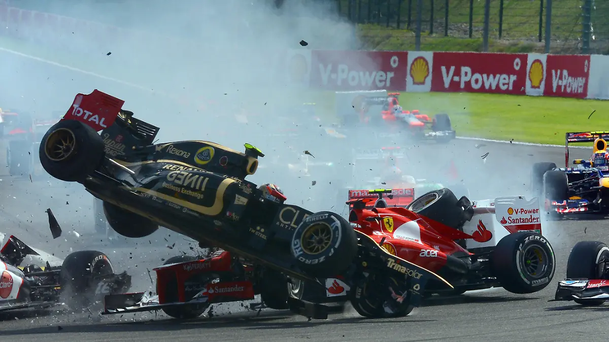 Romain Grosjean fliegt in Spa über Fernando Alonso im Ferrari.