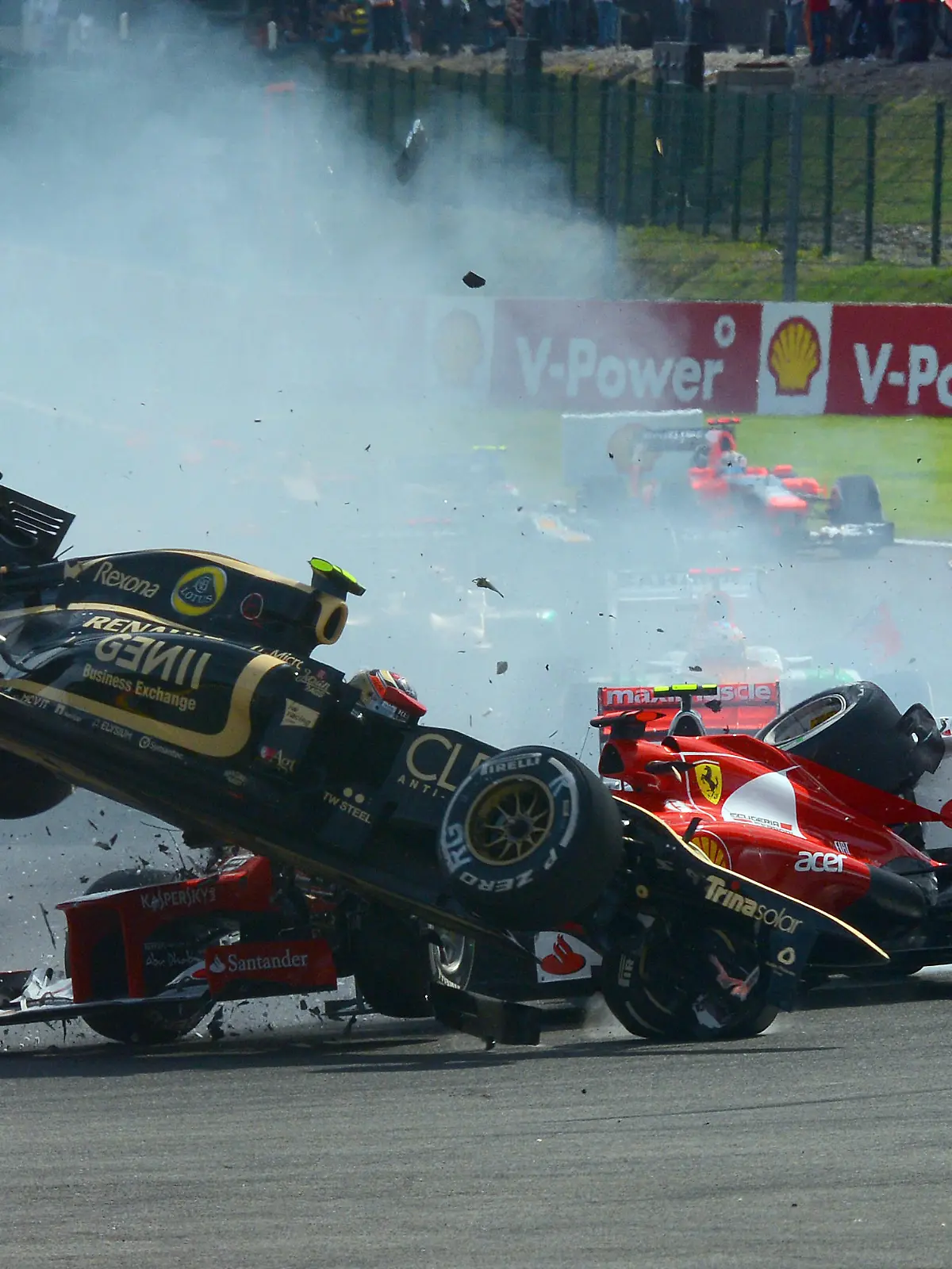 Romain Grosjean fliegt in Spa über Fernando Alonso im Ferrari.